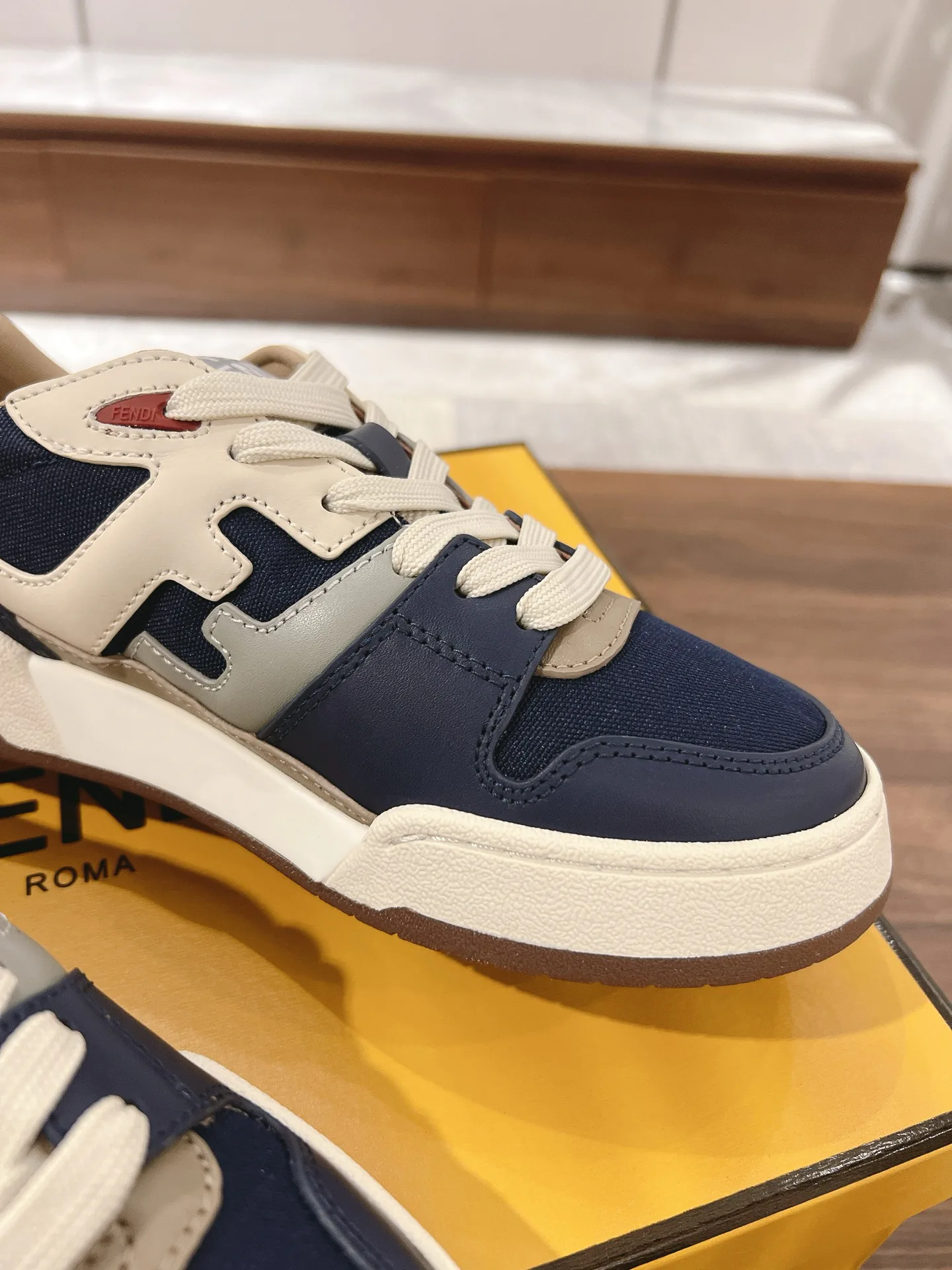 Кроссовки Женские Fendi 18219546