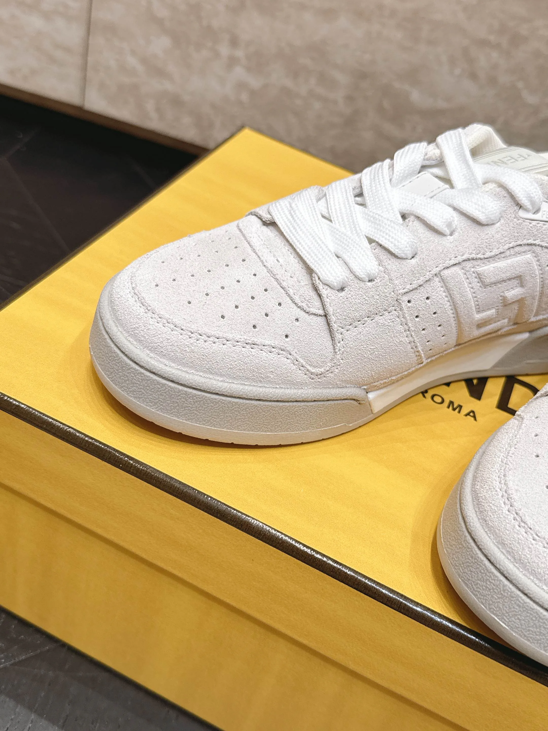 Кроссовки Женские Fendi 17682042