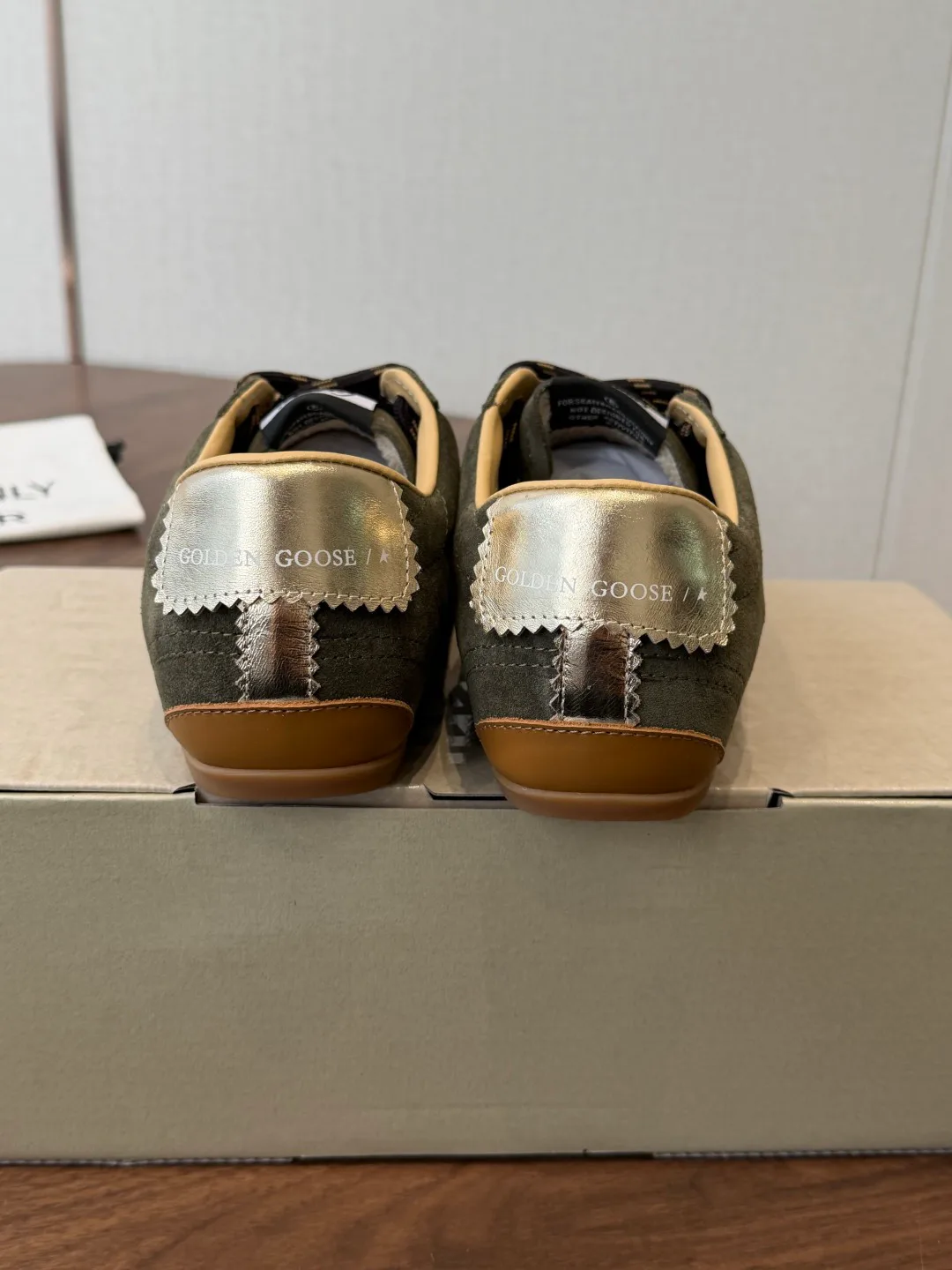 Кроссовки Женские Golden Goose 18687333
