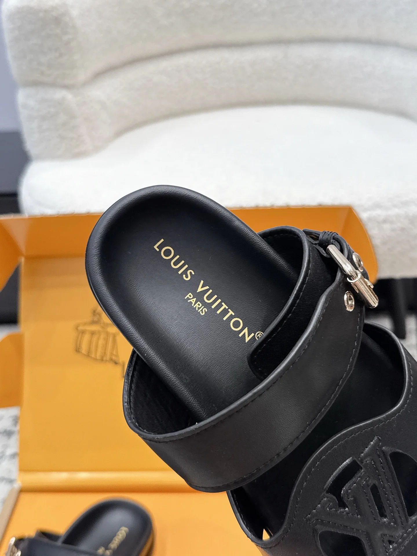 Шлепанцы Женские Louis Vuitton 17522798