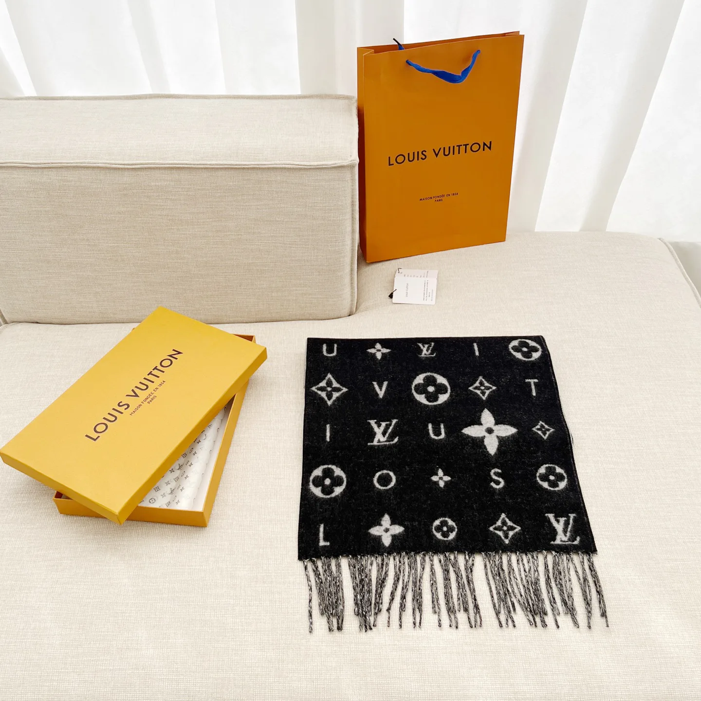 Шарфы Louis Vuitton 18261912