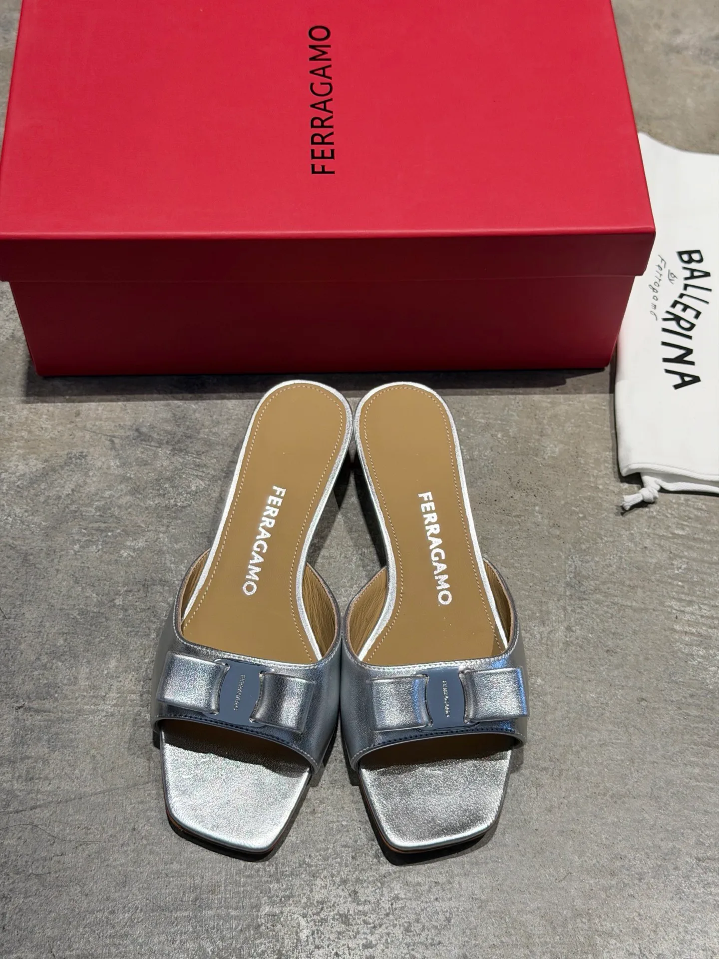 Босоножки Женские Salvatore Ferragamo 17642572
