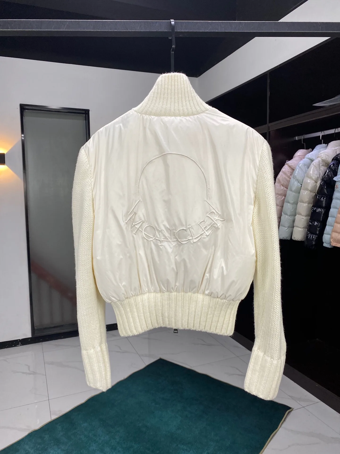 Куртки И Пуховики Женские Moncler 19737037