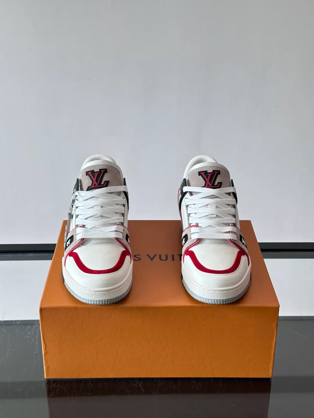 Кроссовки Женские Louis Vuitton 17914078