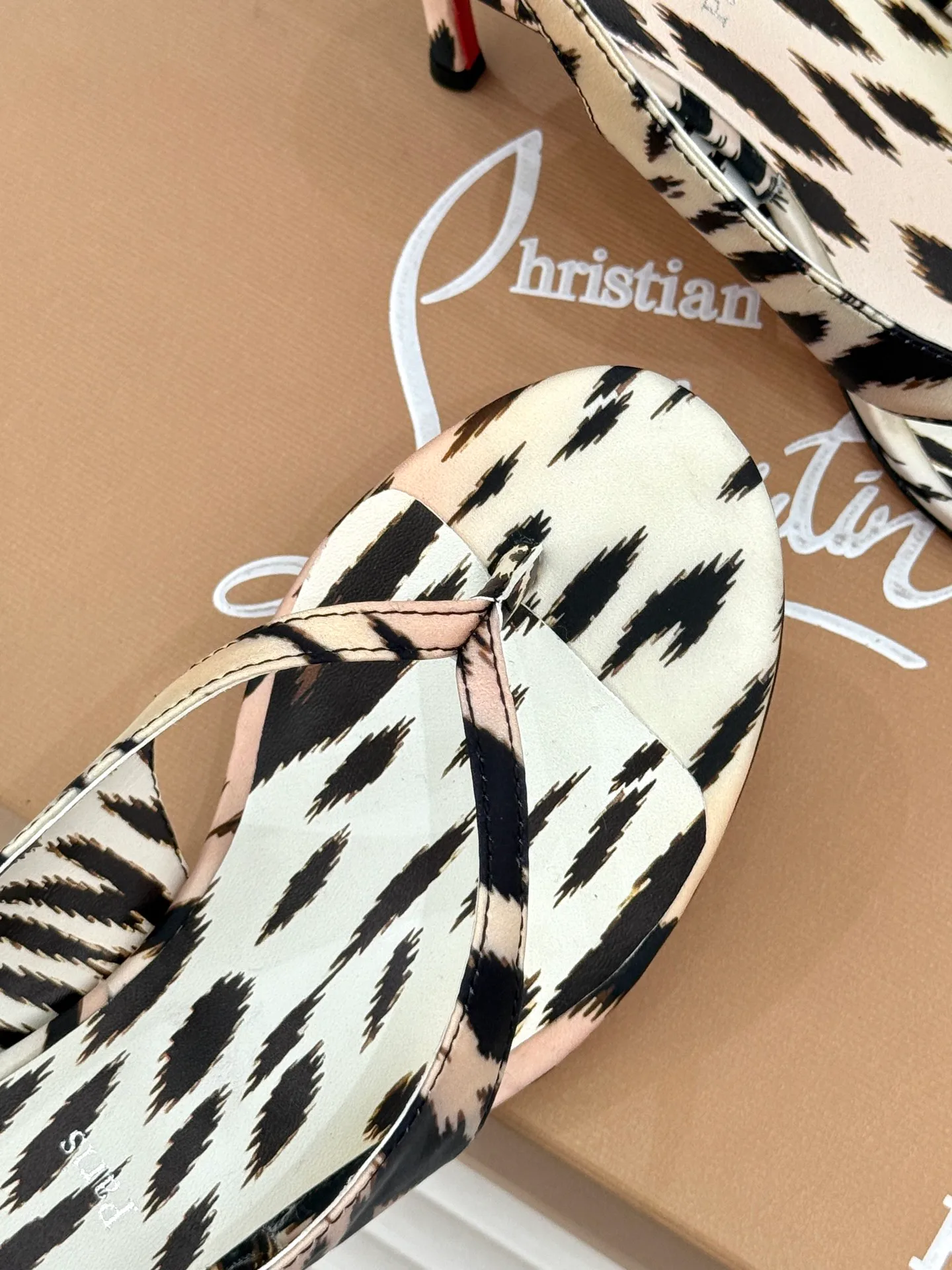 Босоножки Женские Christian Louboutin 18549077