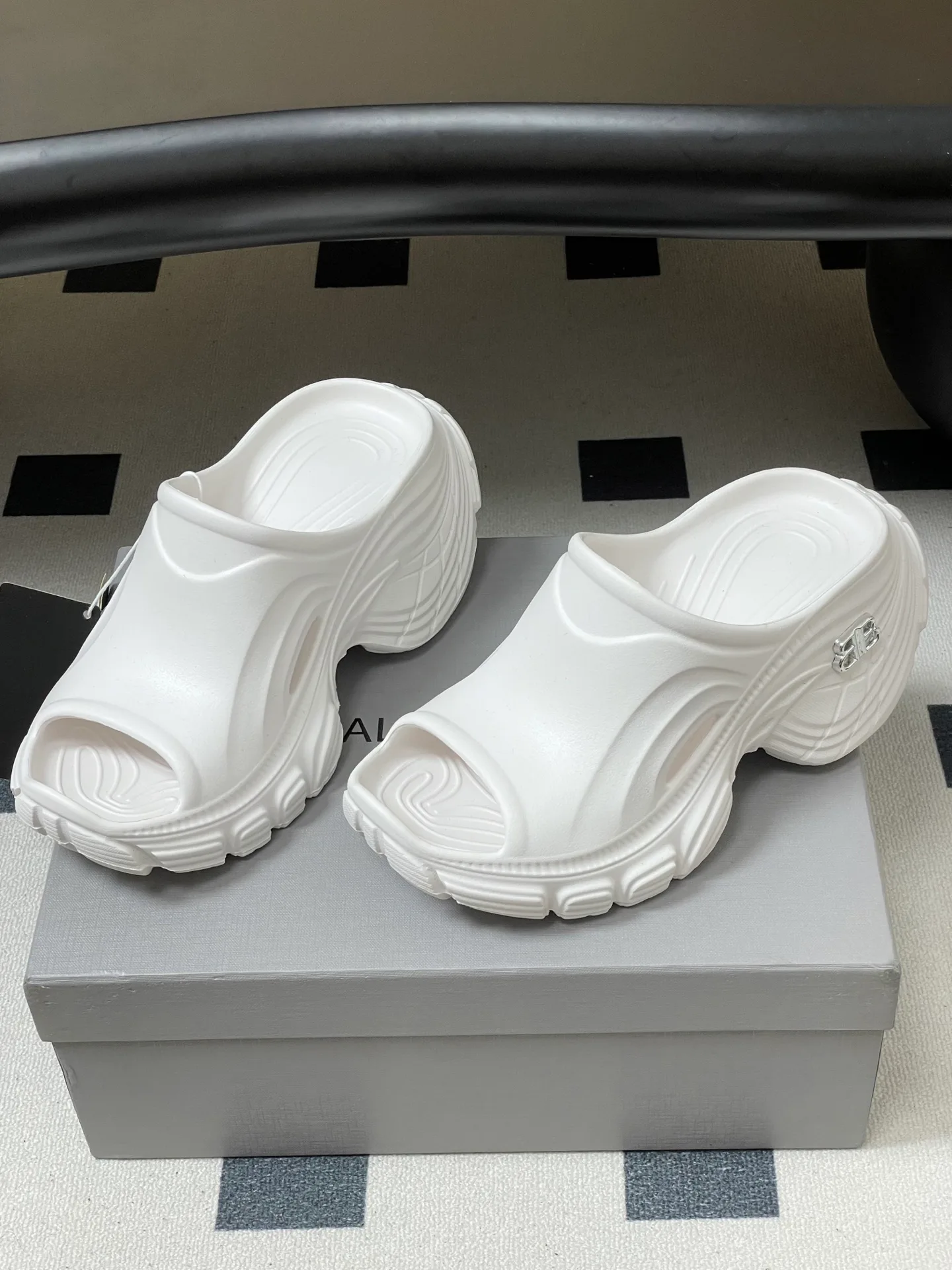 Шлепанцы Женские Balenciaga 12958229