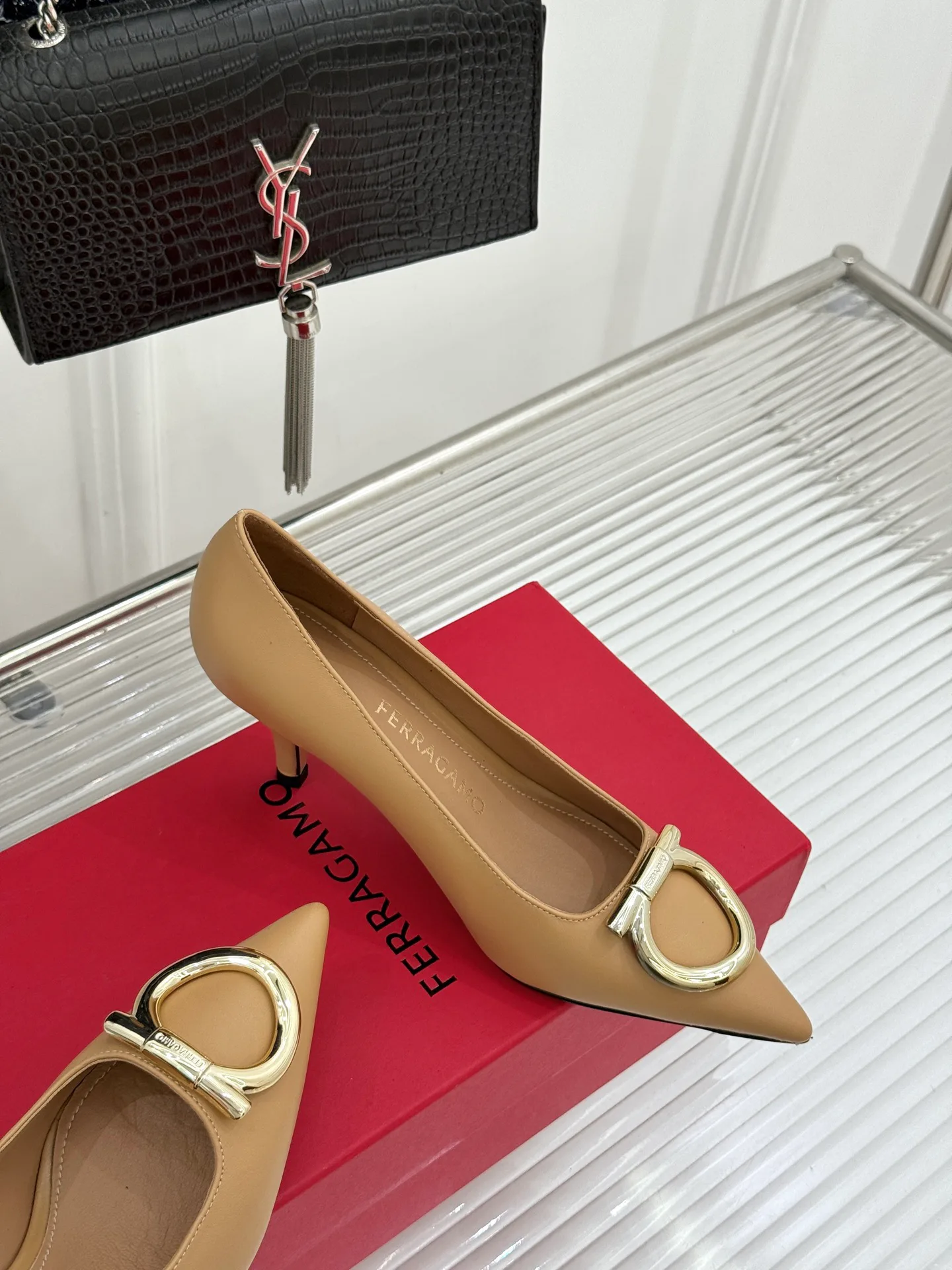 Туфли Женские Salvatore Ferragamo 18104109