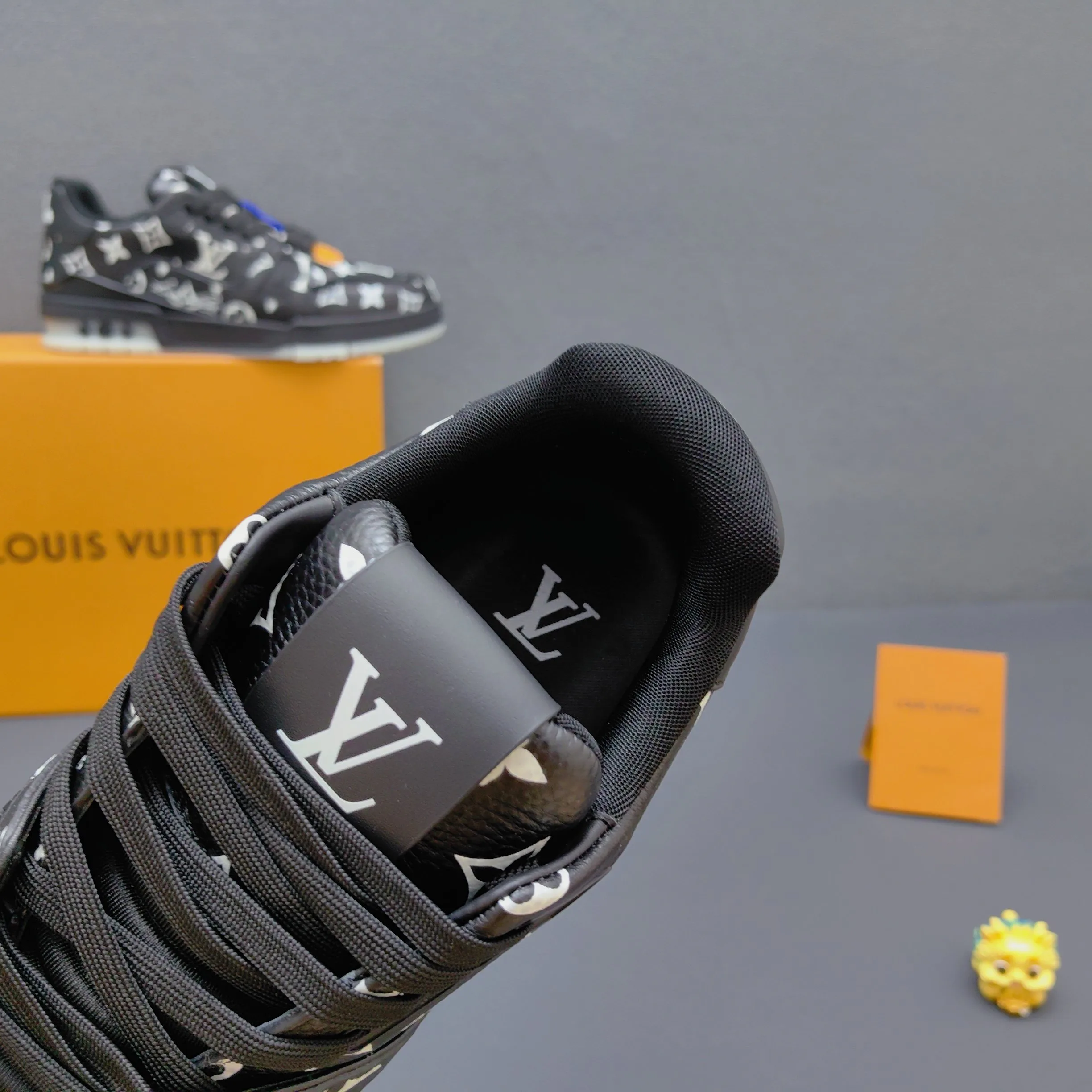 Кроссовки Женские Louis Vuitton 17725114