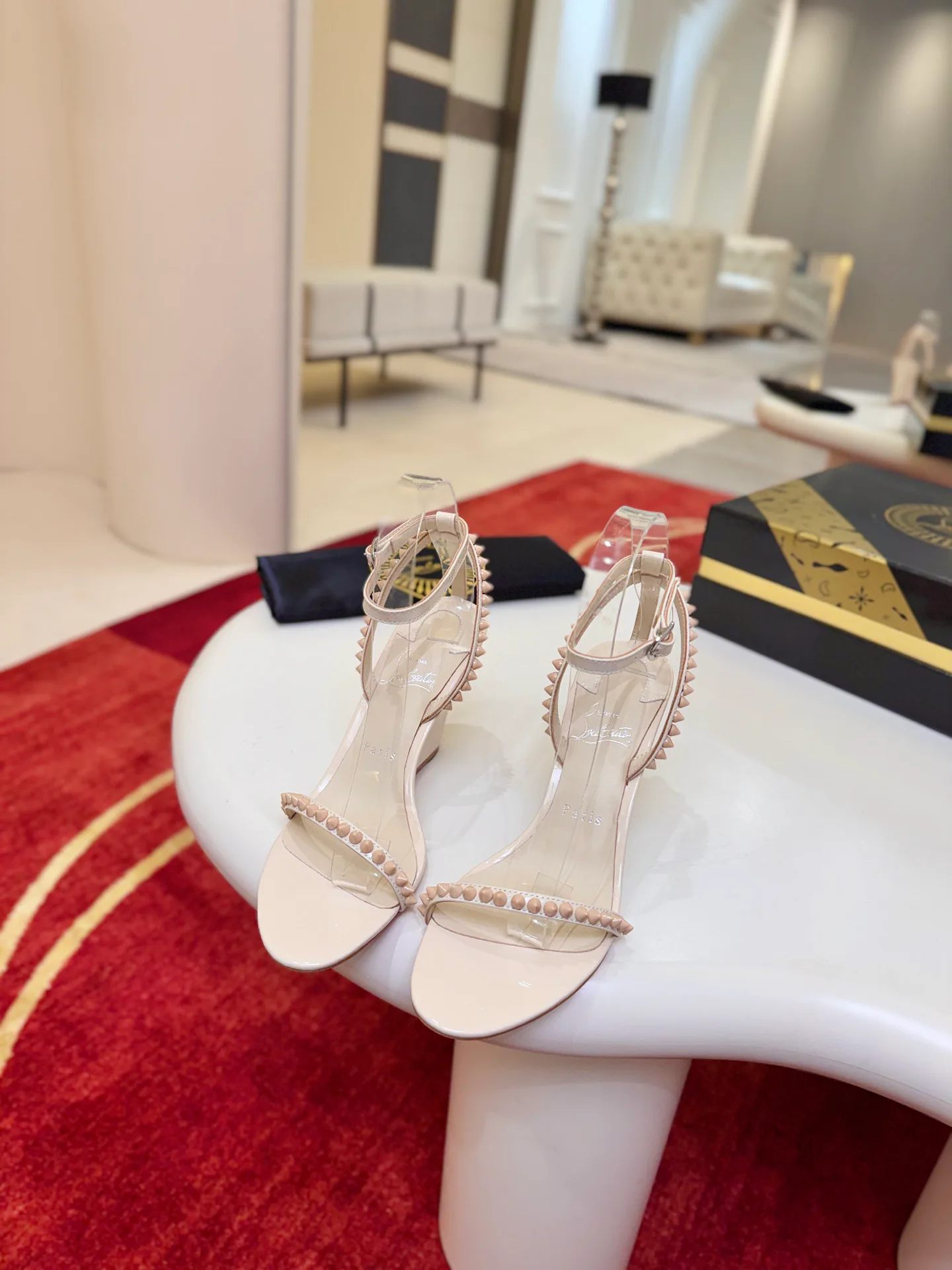 Босоножки Женские Christian Louboutin 18500920