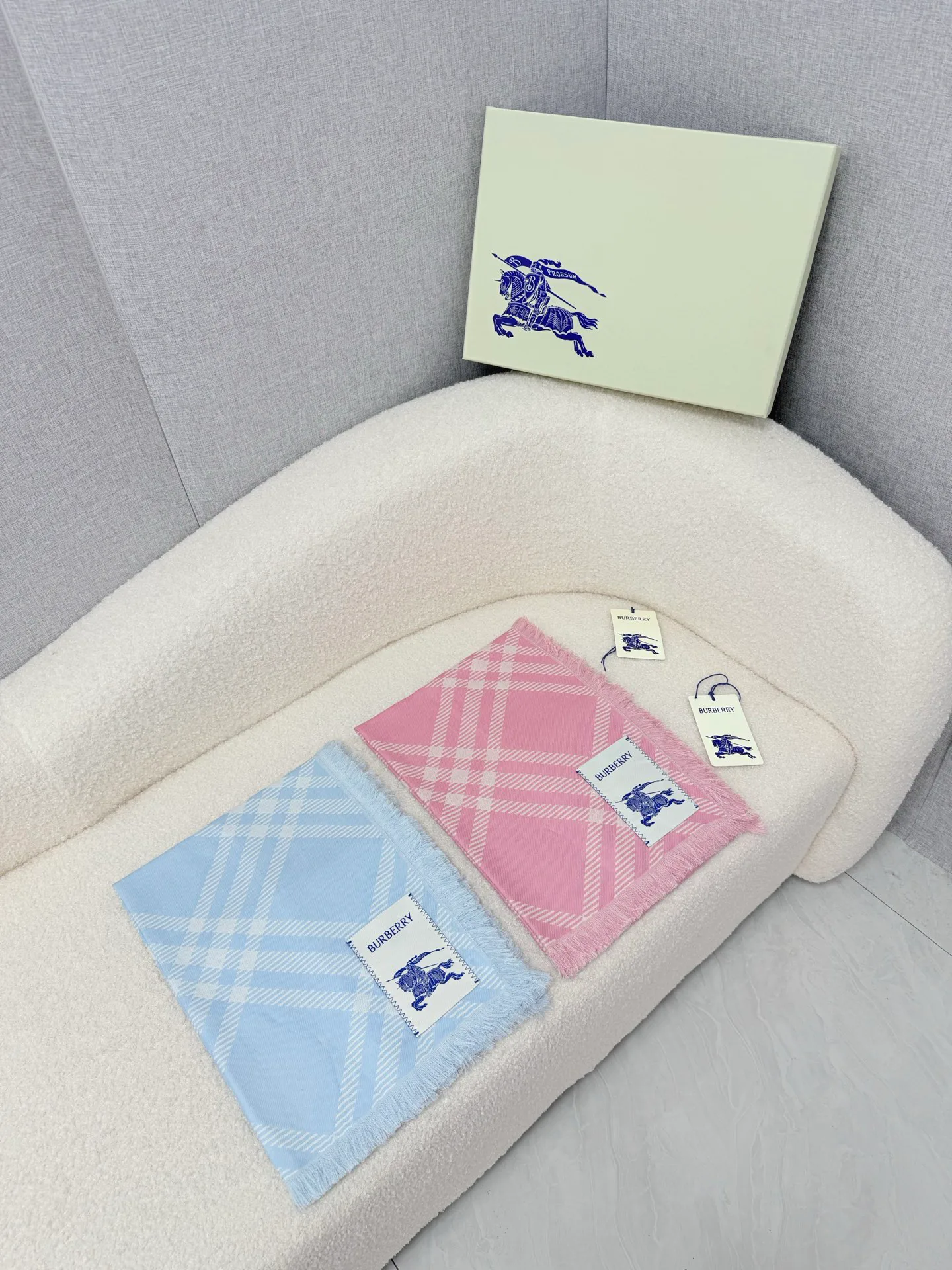 Шарфы Burberry 18322315