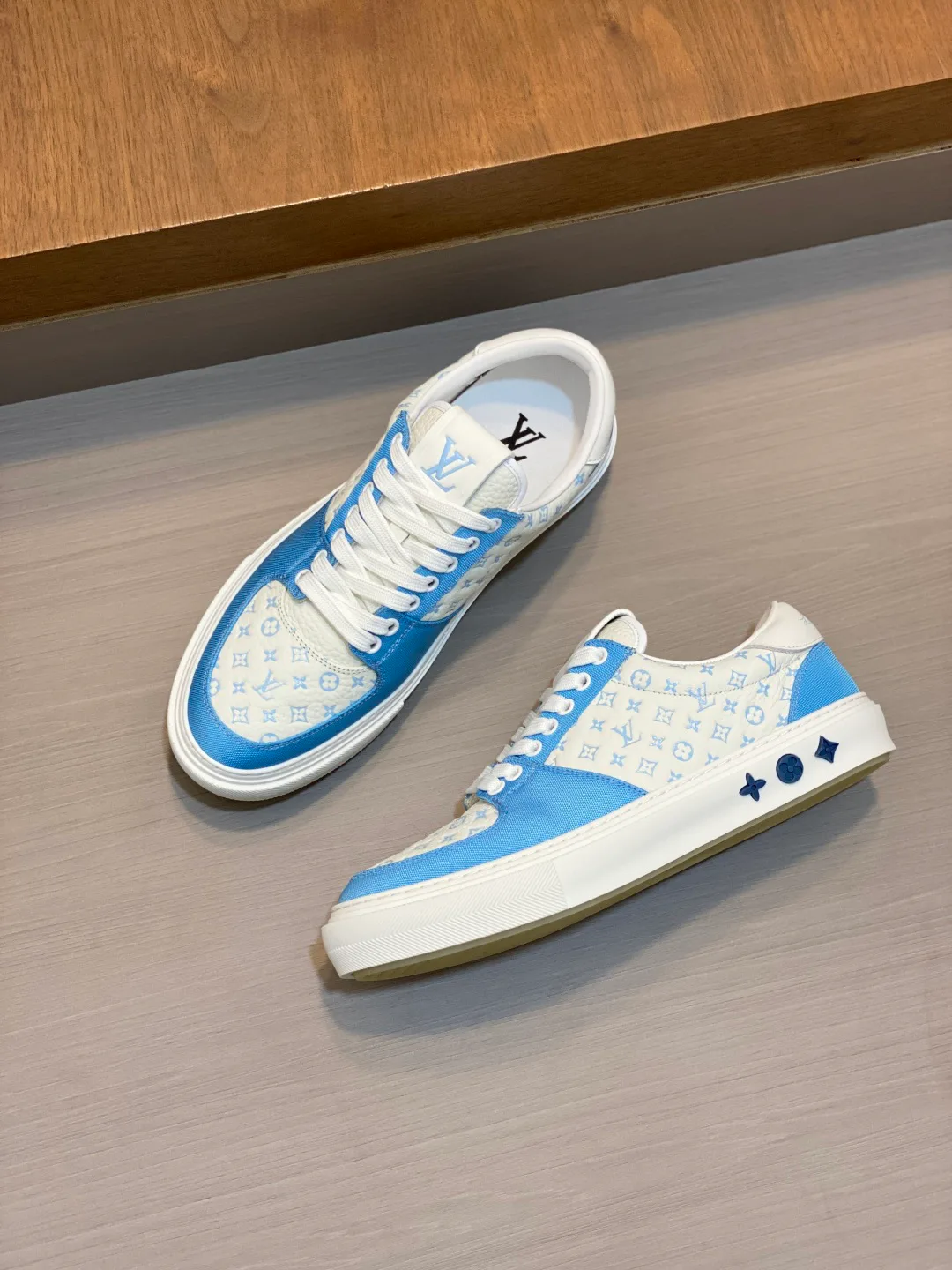 Кроссовки Мужские Louis Vuitton 18078963