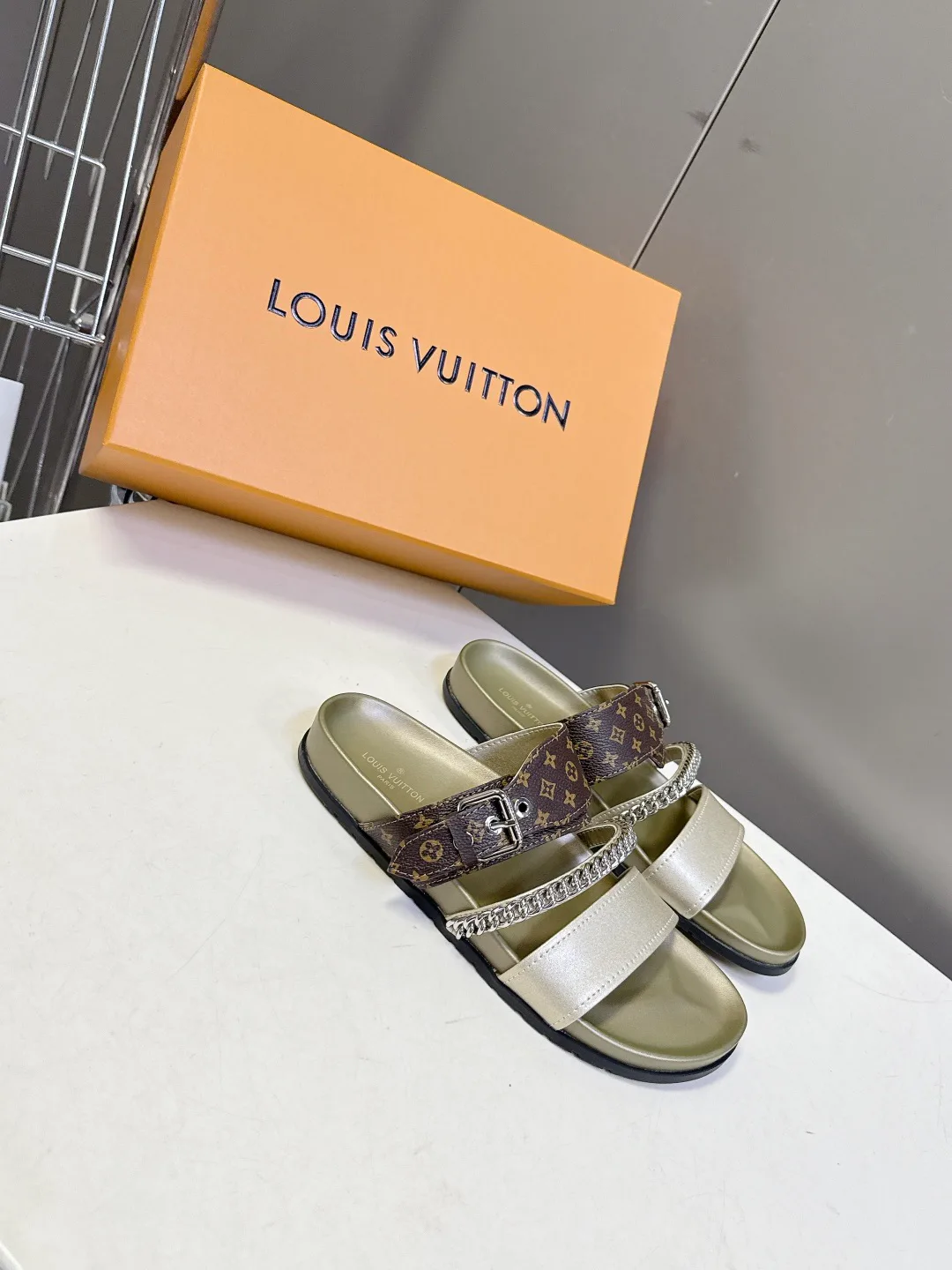Шлепанцы Женские Louis Vuitton 13370824