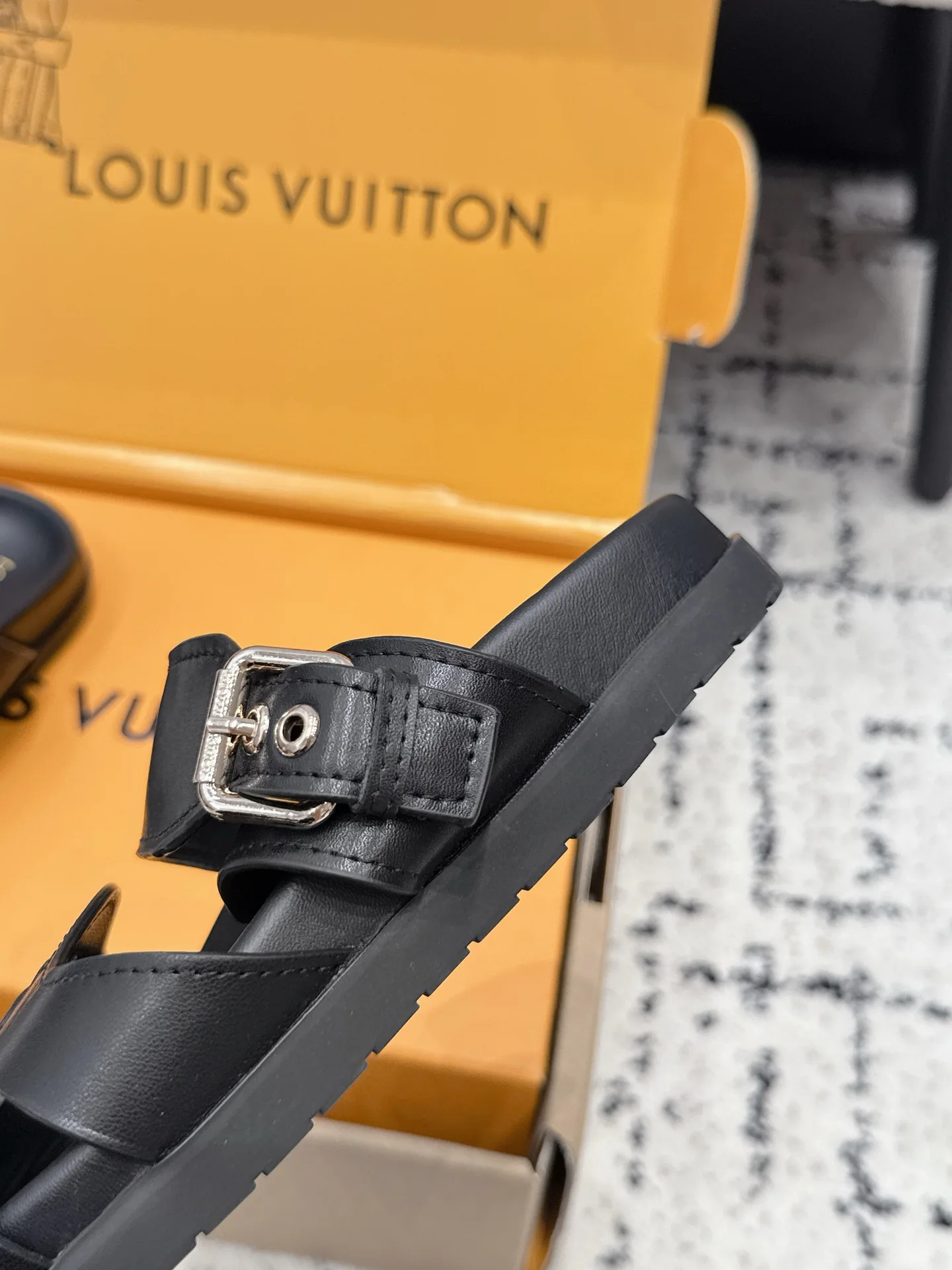 Шлепанцы Женские Louis Vuitton 17522798