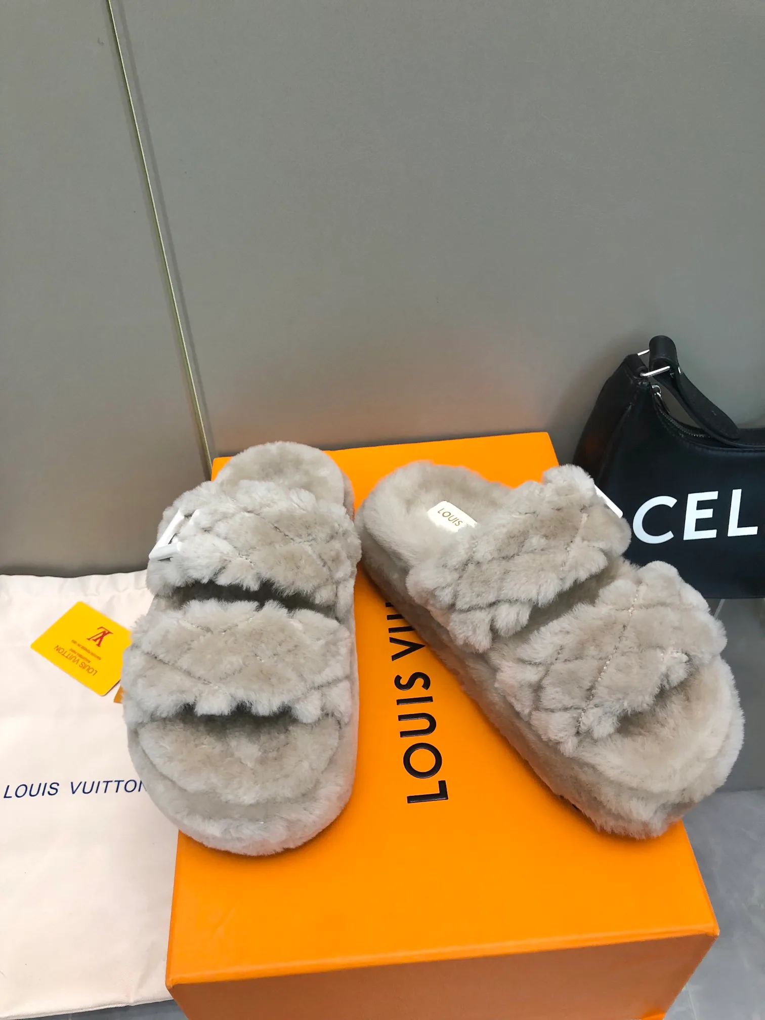 Тапочки Женские Louis Vuitton 914376