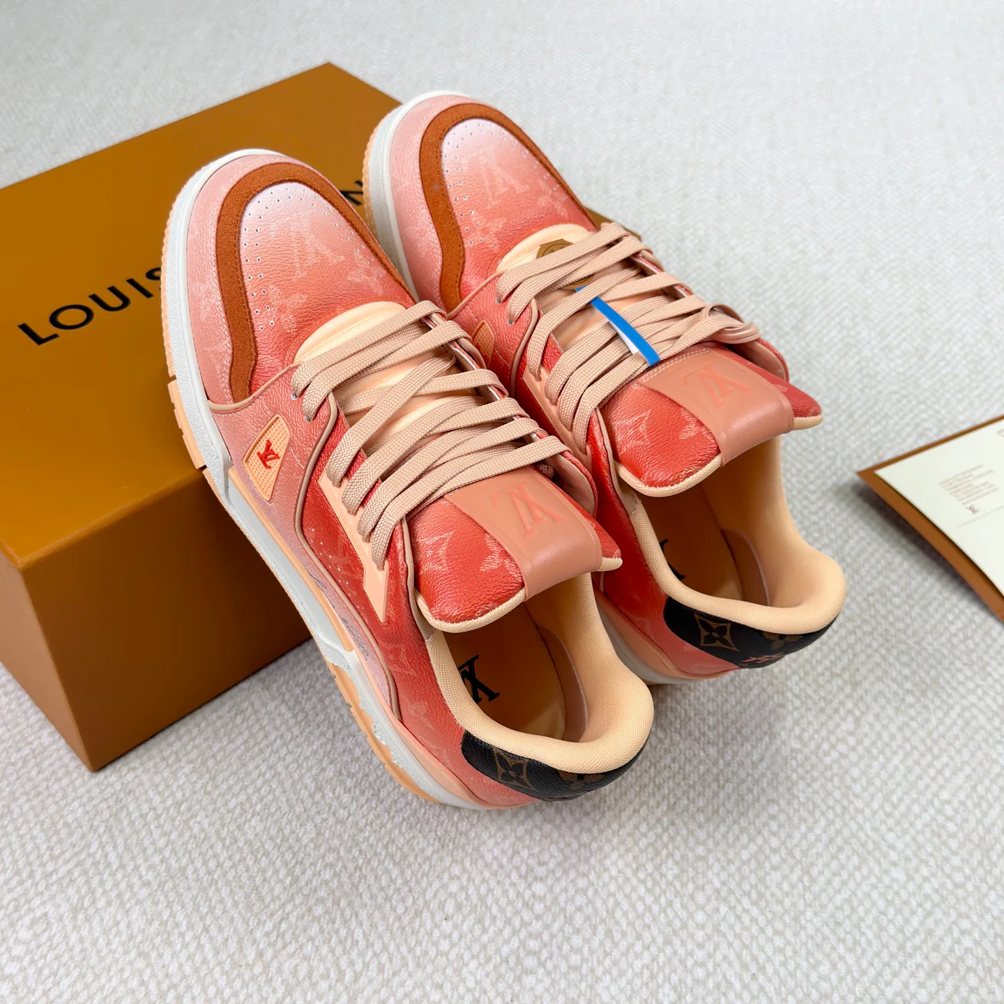 Кроссовки Женские Louis Vuitton 18892491