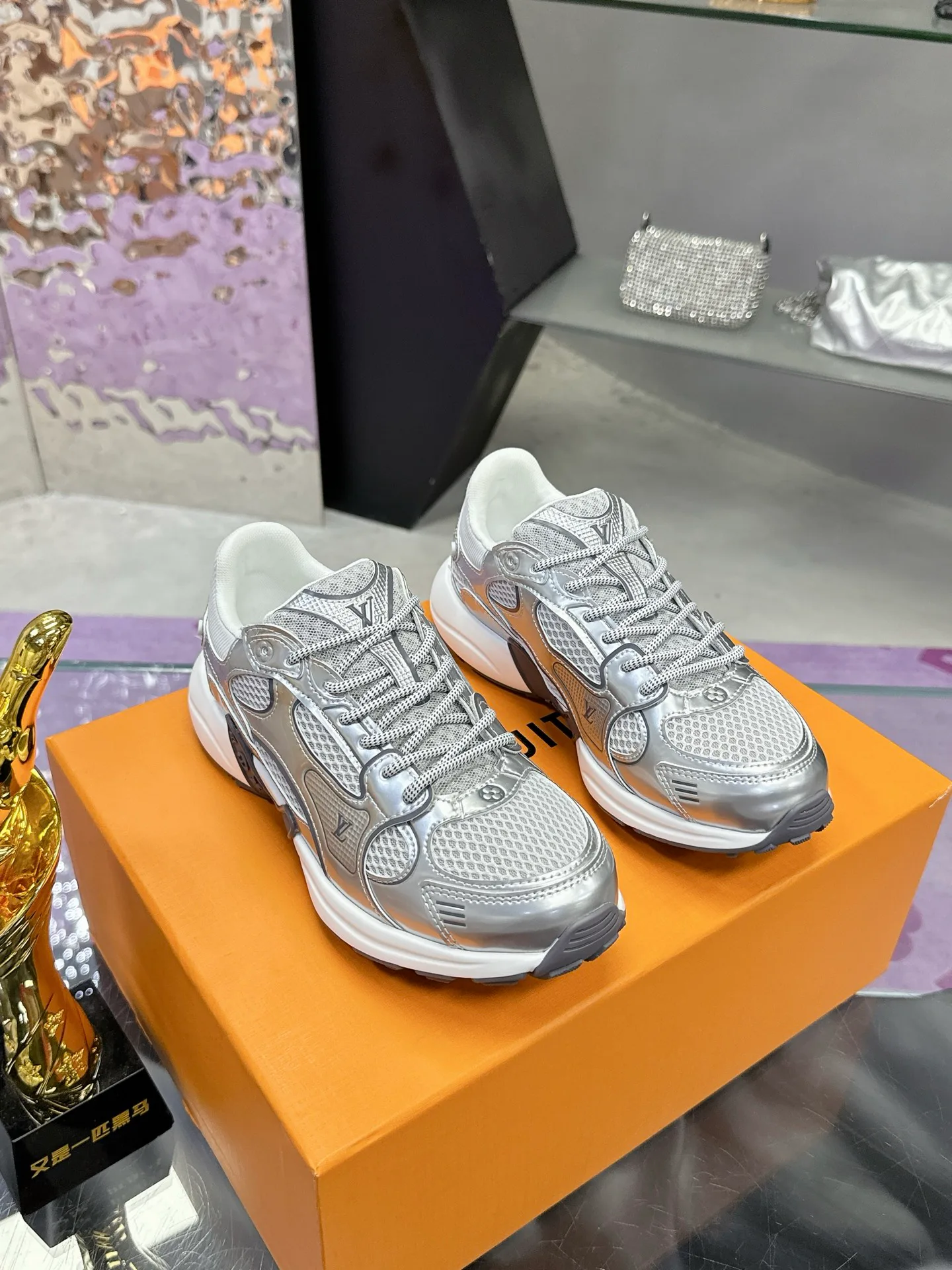 Кроссовки Женские Louis Vuitton 17530430