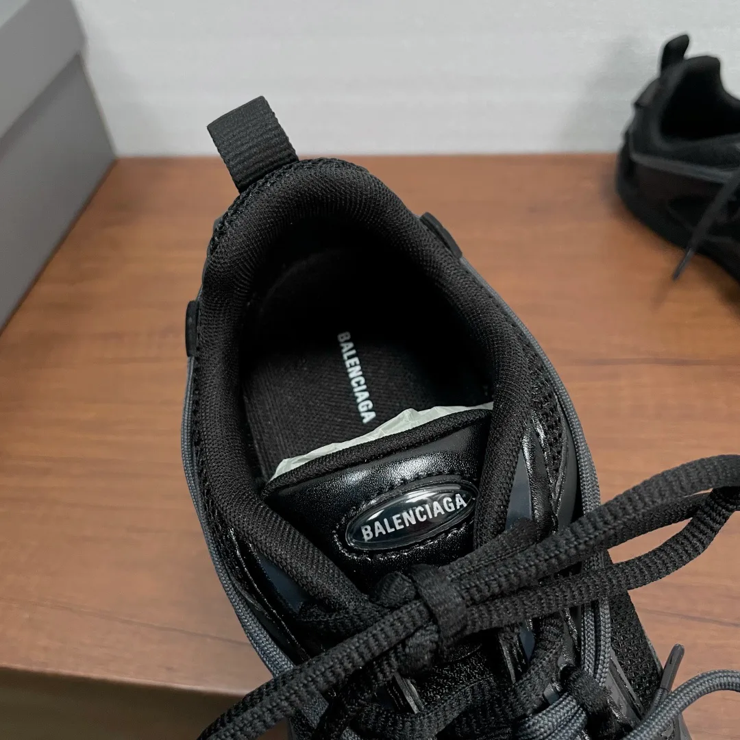 Кроссовки Женские Balenciaga 18707952