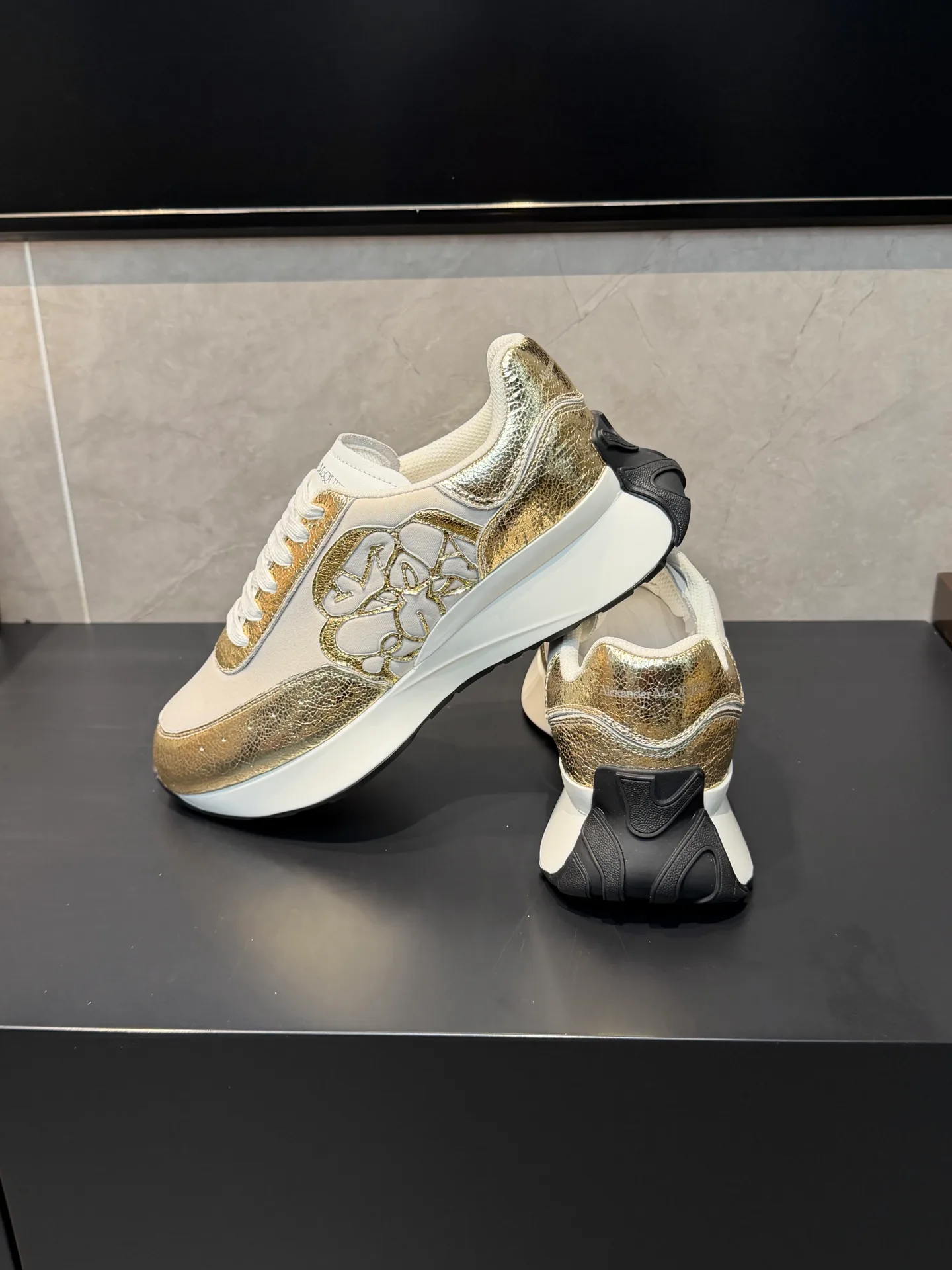 Кроссовки Женские Alexander Mcqueen 18891469