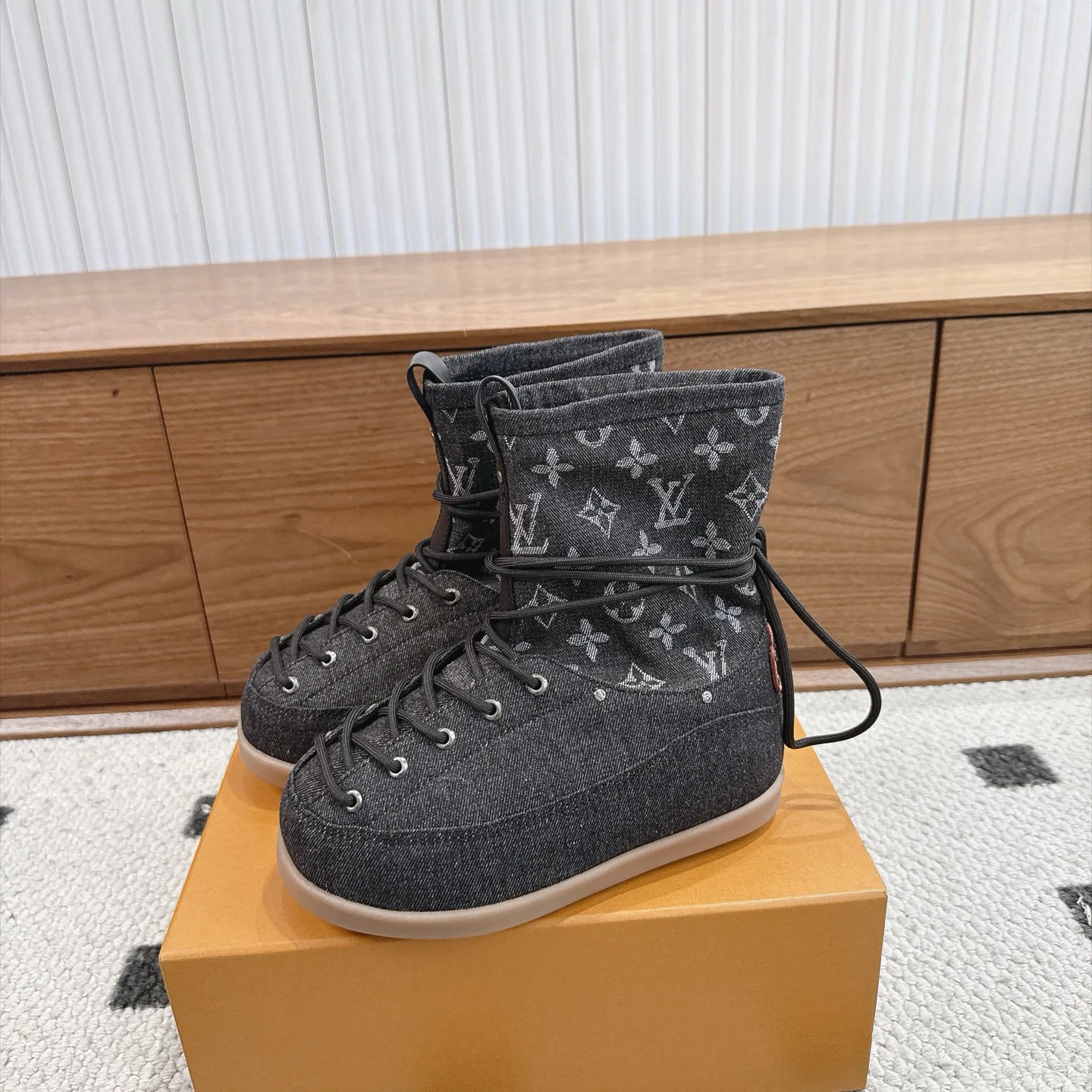 Кроссовки Женские Louis Vuitton 18613786