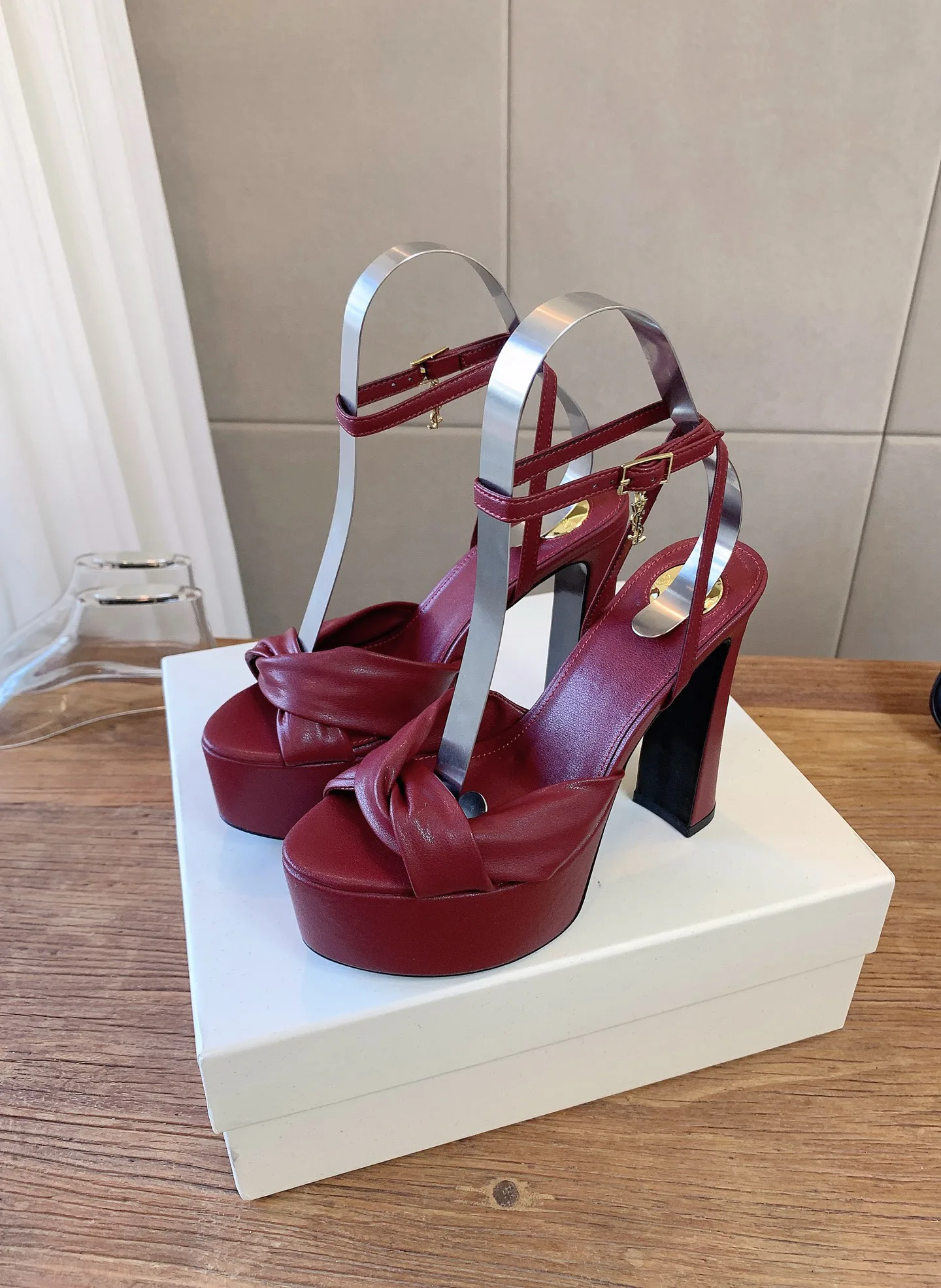 Босоножки Женские Saint Laurent 18427877