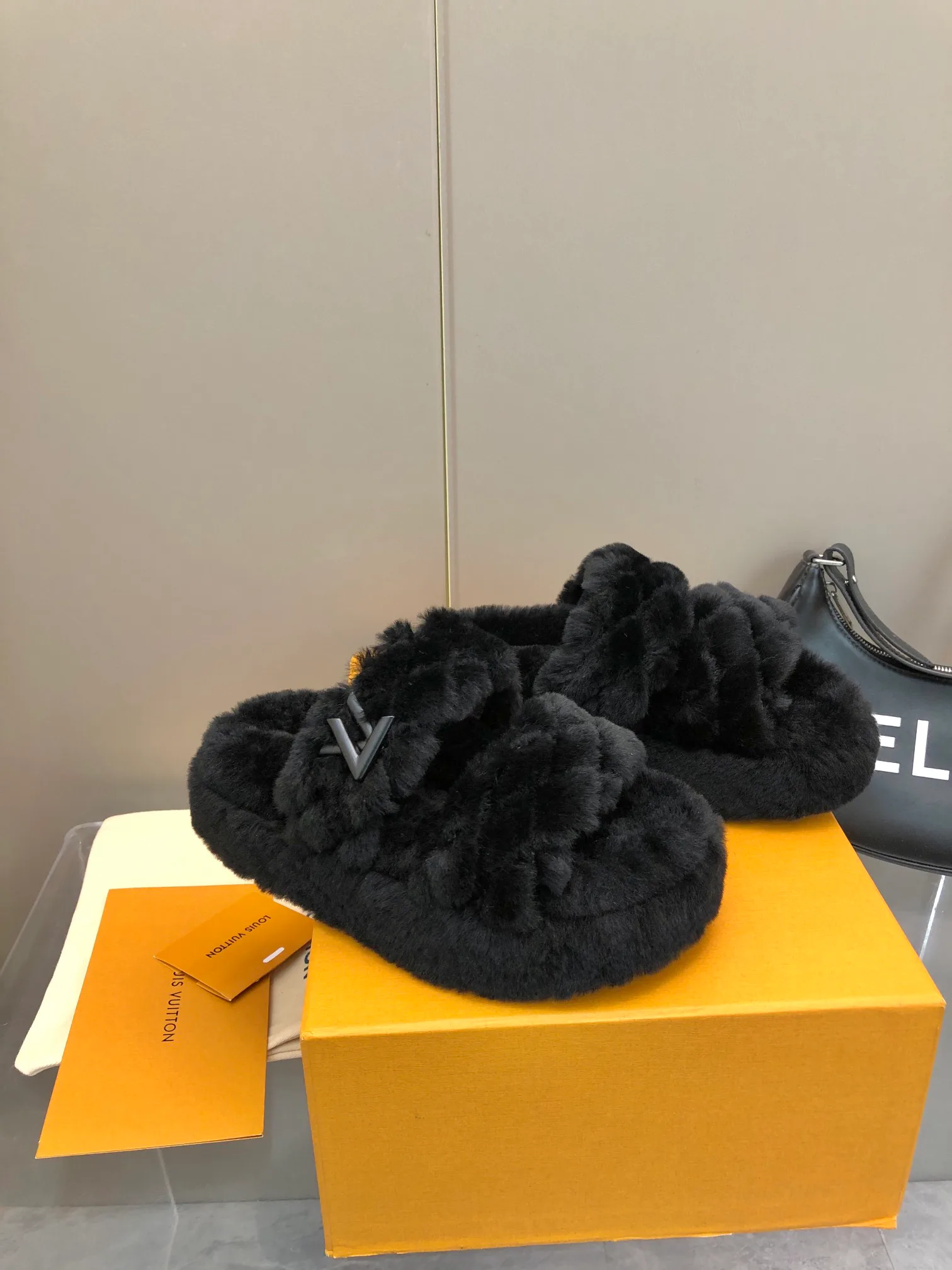 Тапочки Женские Louis Vuitton Тапочки Женские Louis Vuitton