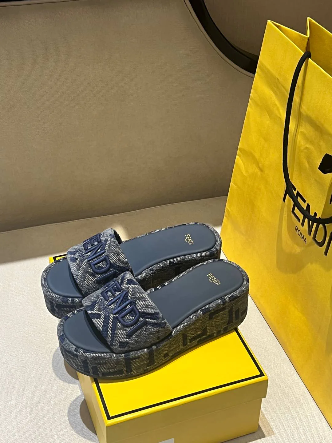 Шлепанцы Женские Fendi 18158