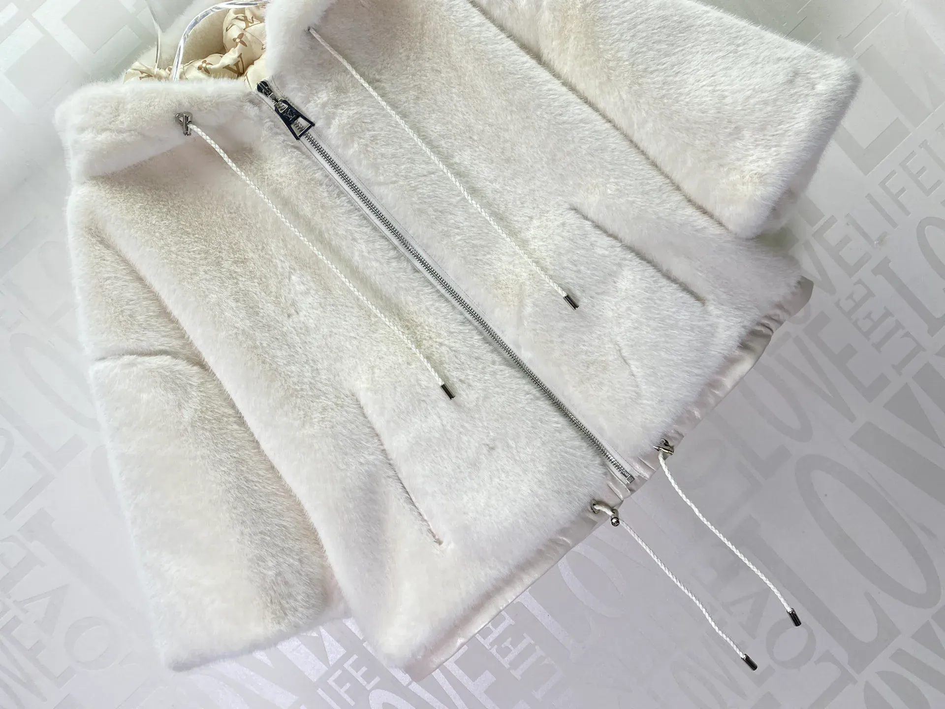 Куртки И Пуховики Женские Louis Vuitton 950631