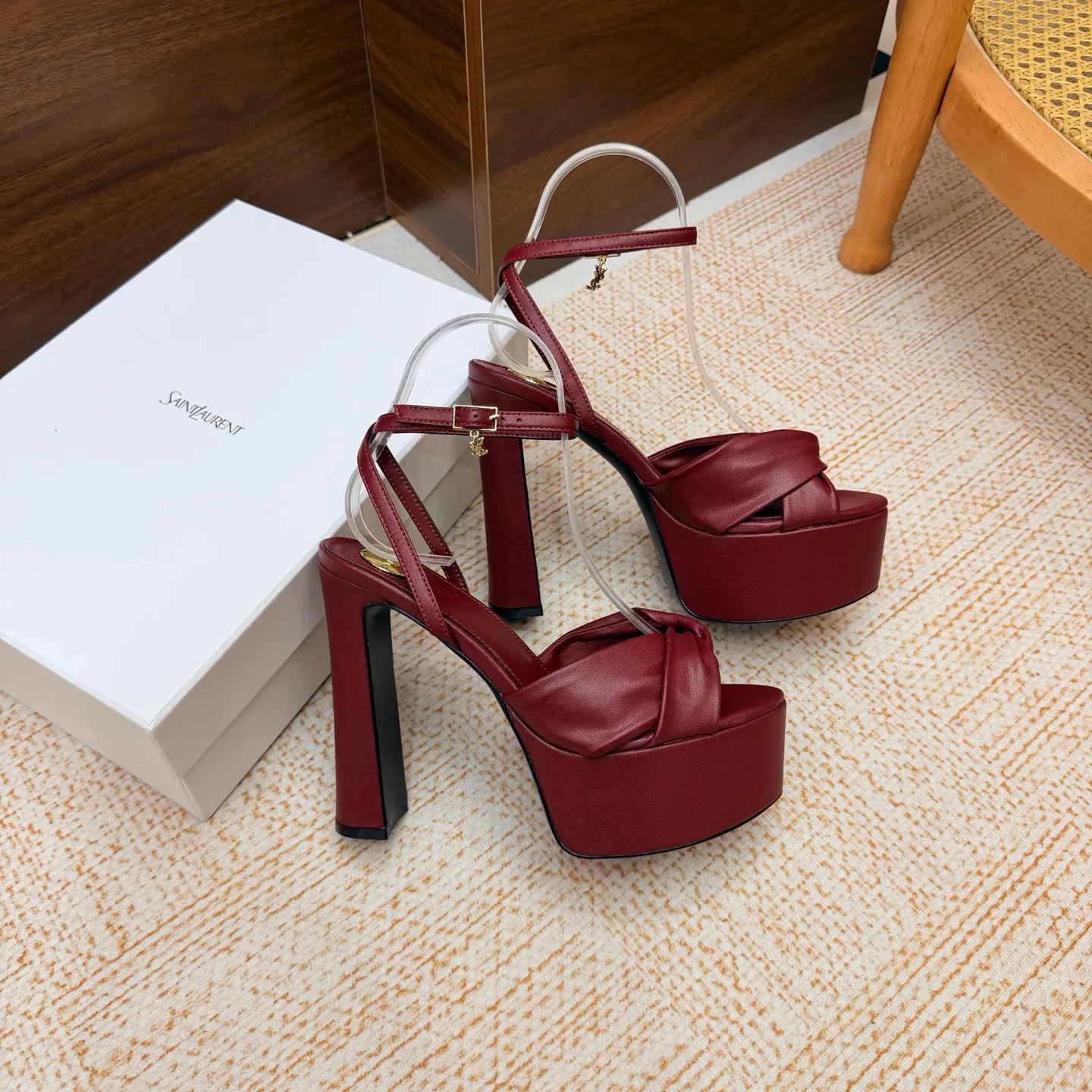 Босоножки Женские Saint Laurent 18104667