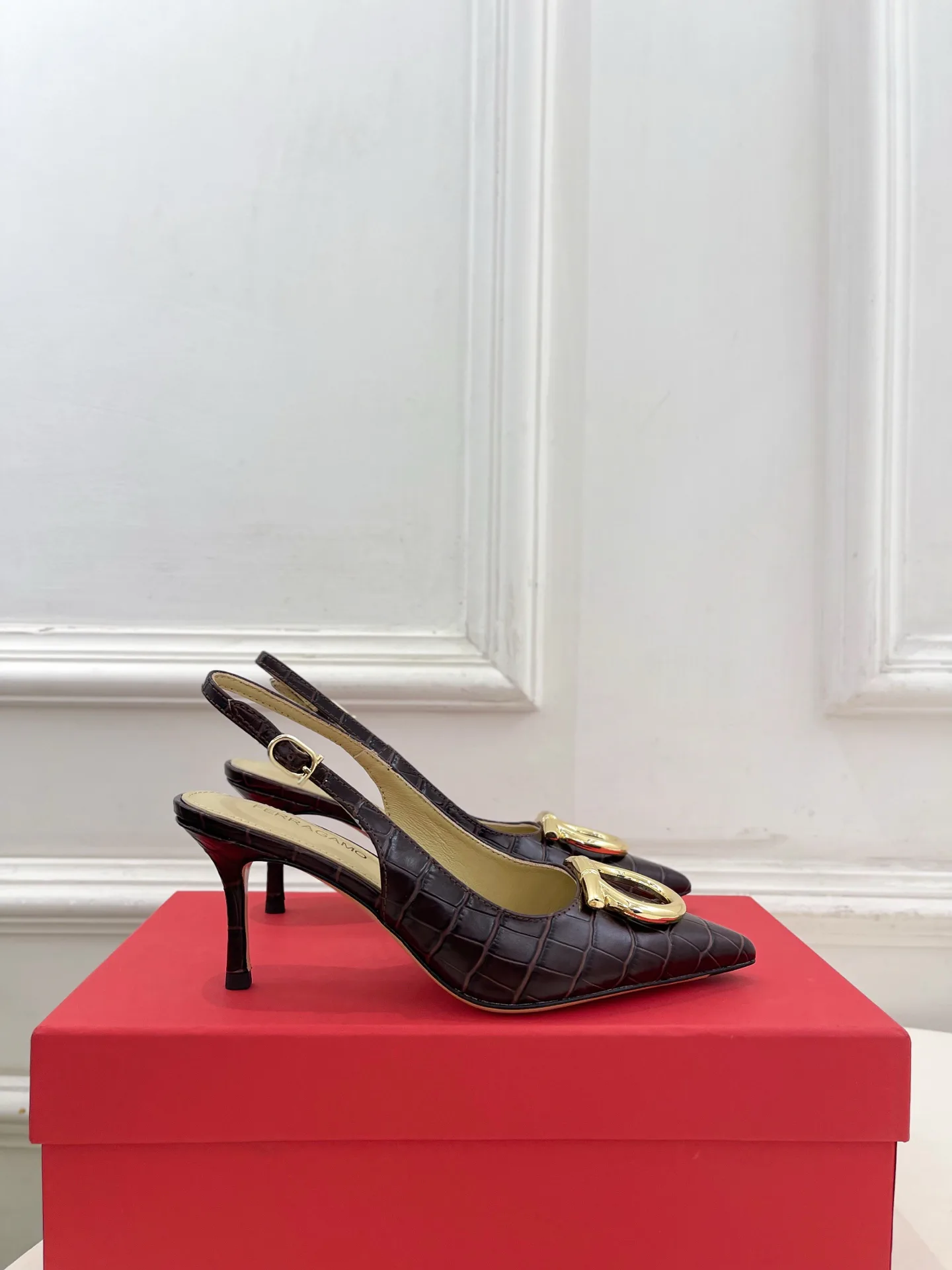 Босоножки Женские Salvatore Ferragamo 11479933