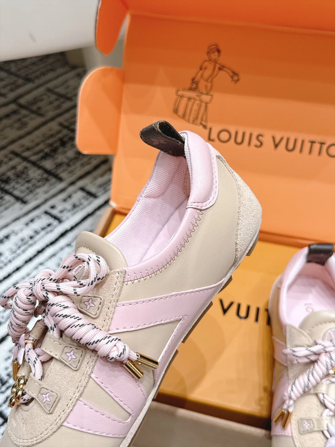 Кроссовки Женские Louis Vuitton 17978325