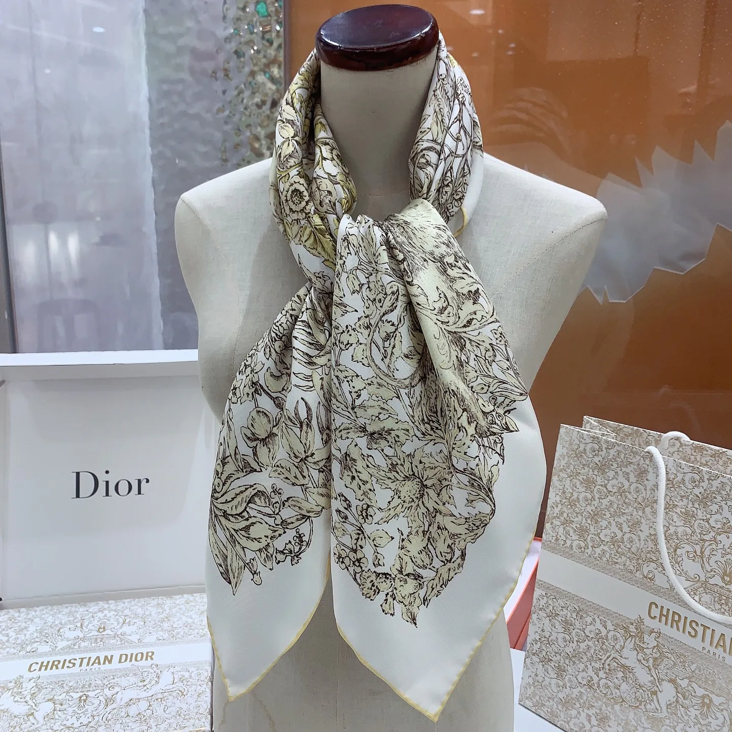 Платки Christian Dior 17987094
