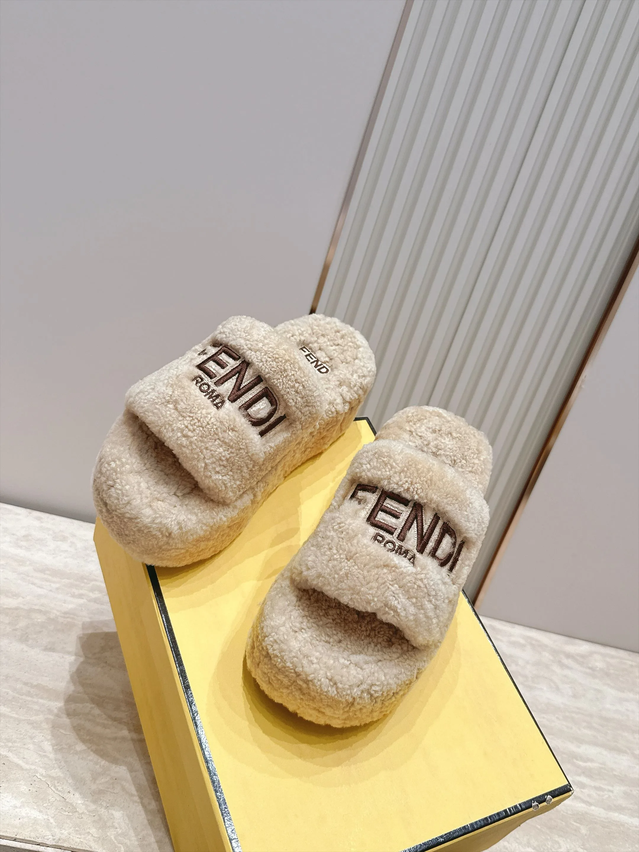 Тапочки Женские Fendi 18737610