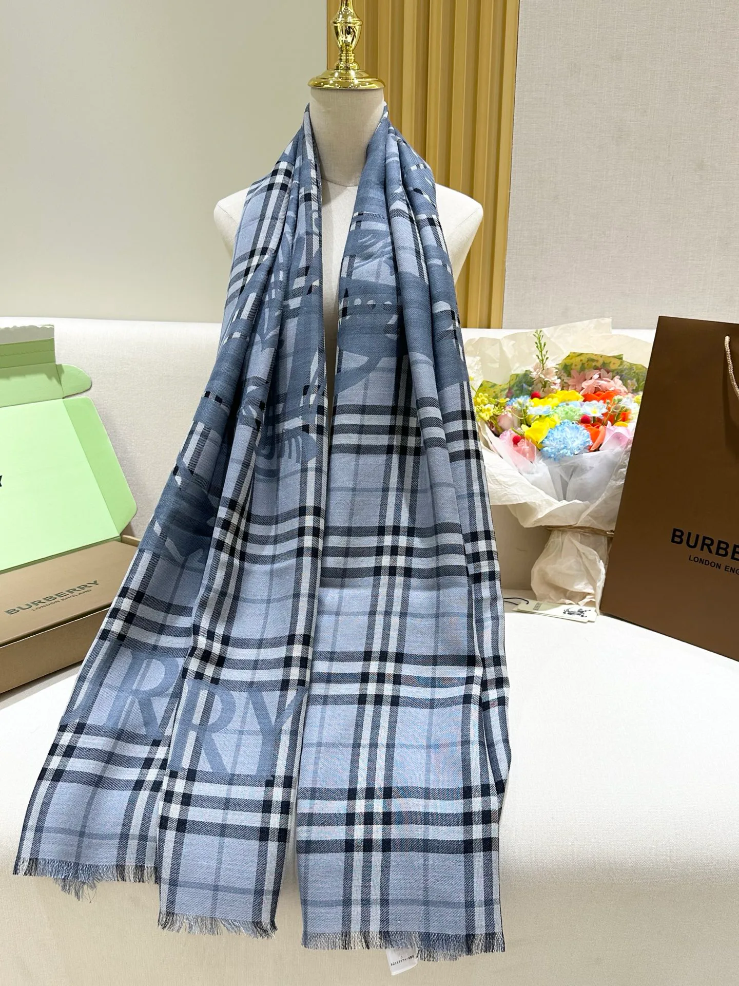 Шарфы Burberry 17991554