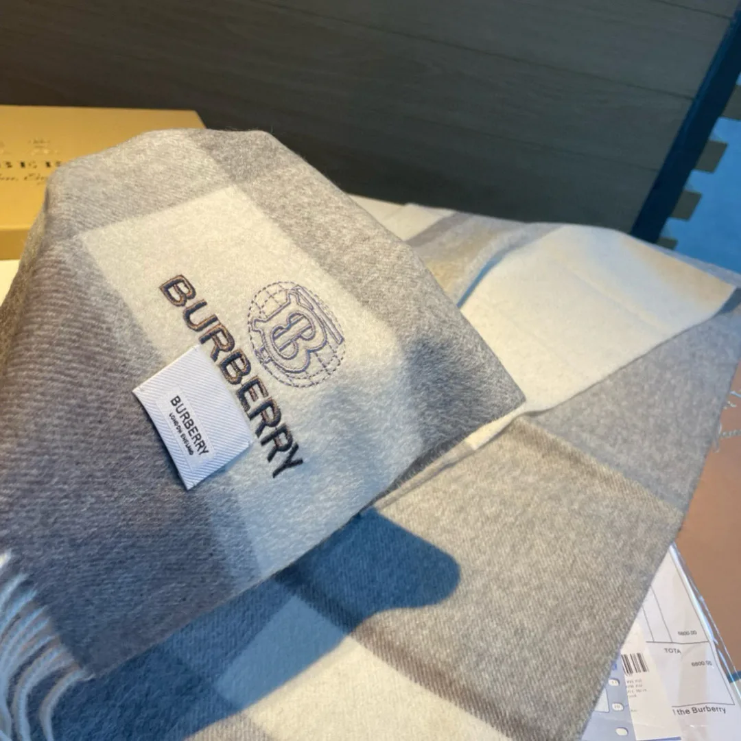 Шарфы Burberry 18449887