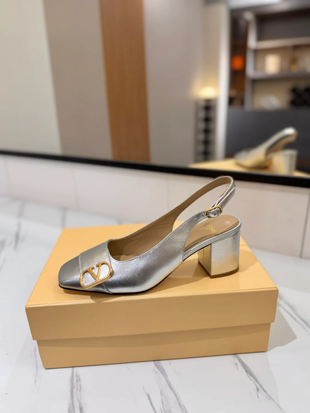 Босоножки Женские Valentino 18134901
