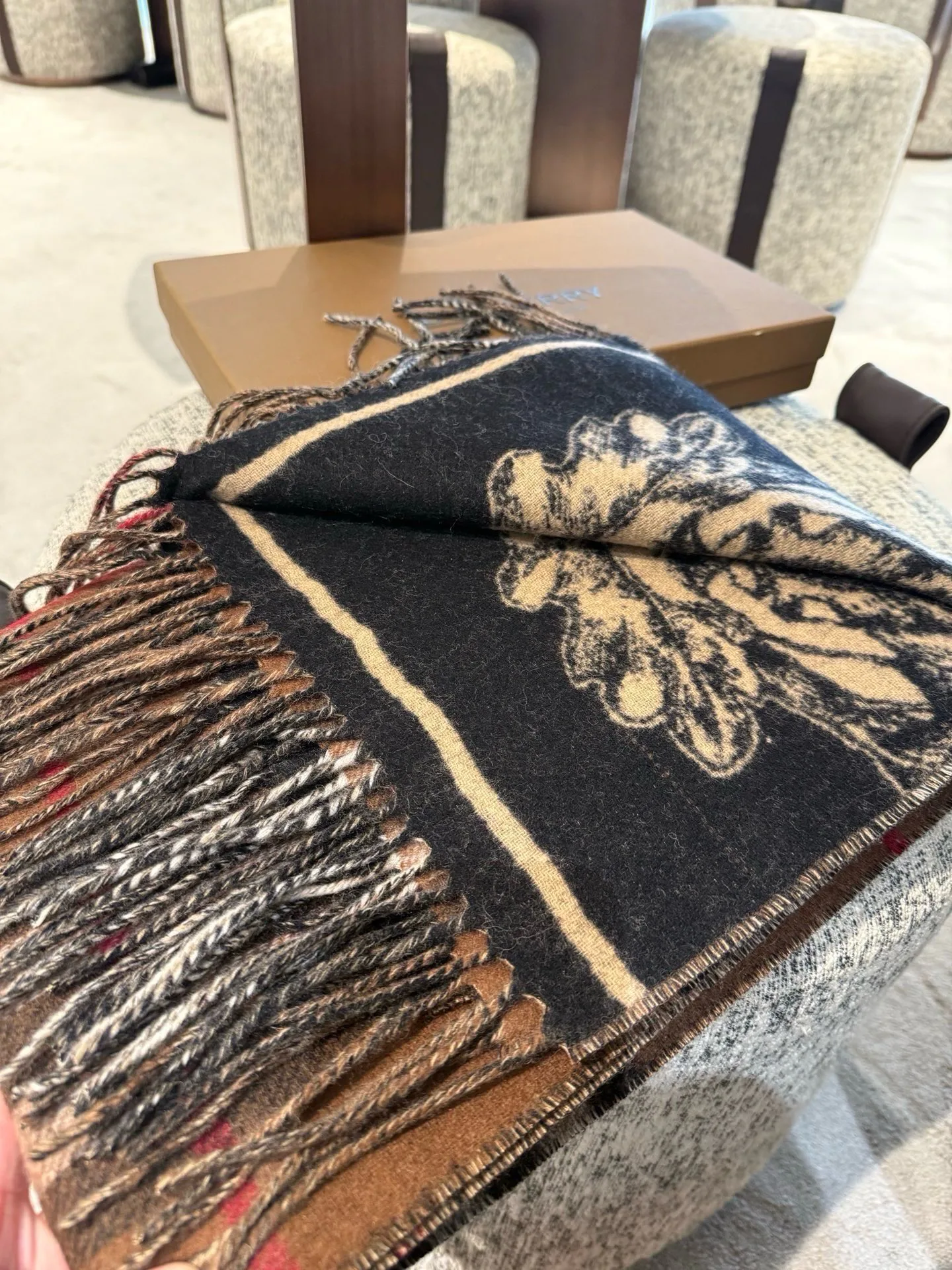 Шарфы Burberry 17448566
