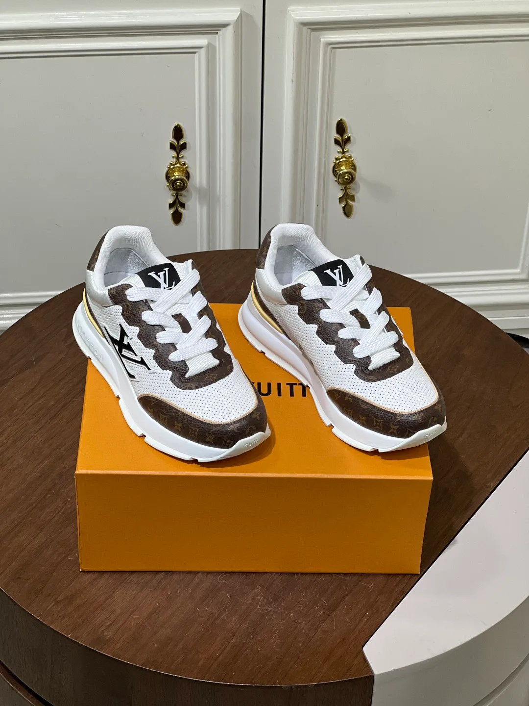 Кроссовки Женские Louis Vuitton 17460370