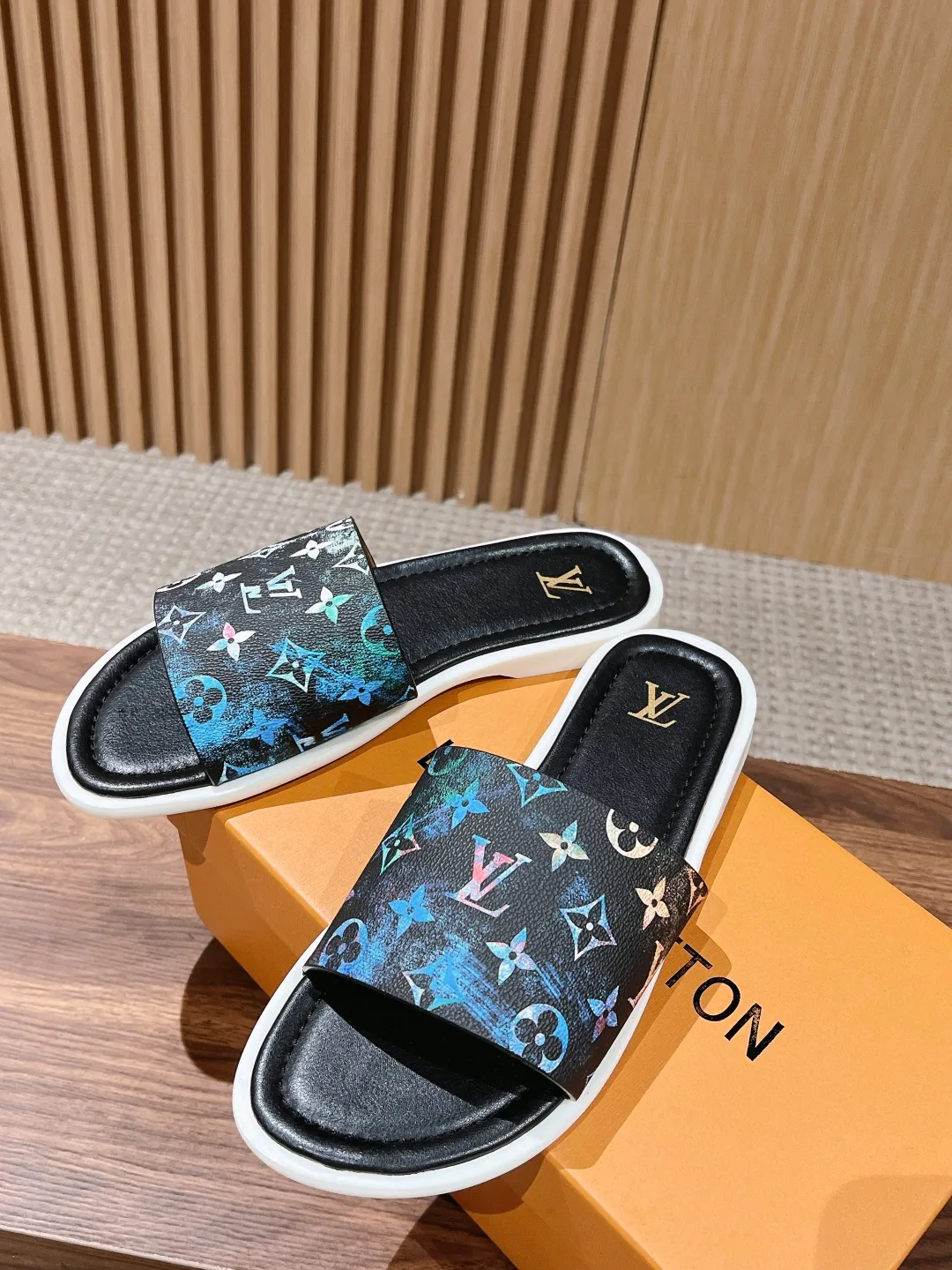 Шлепанцы Мужские Louis Vuitton 15419394