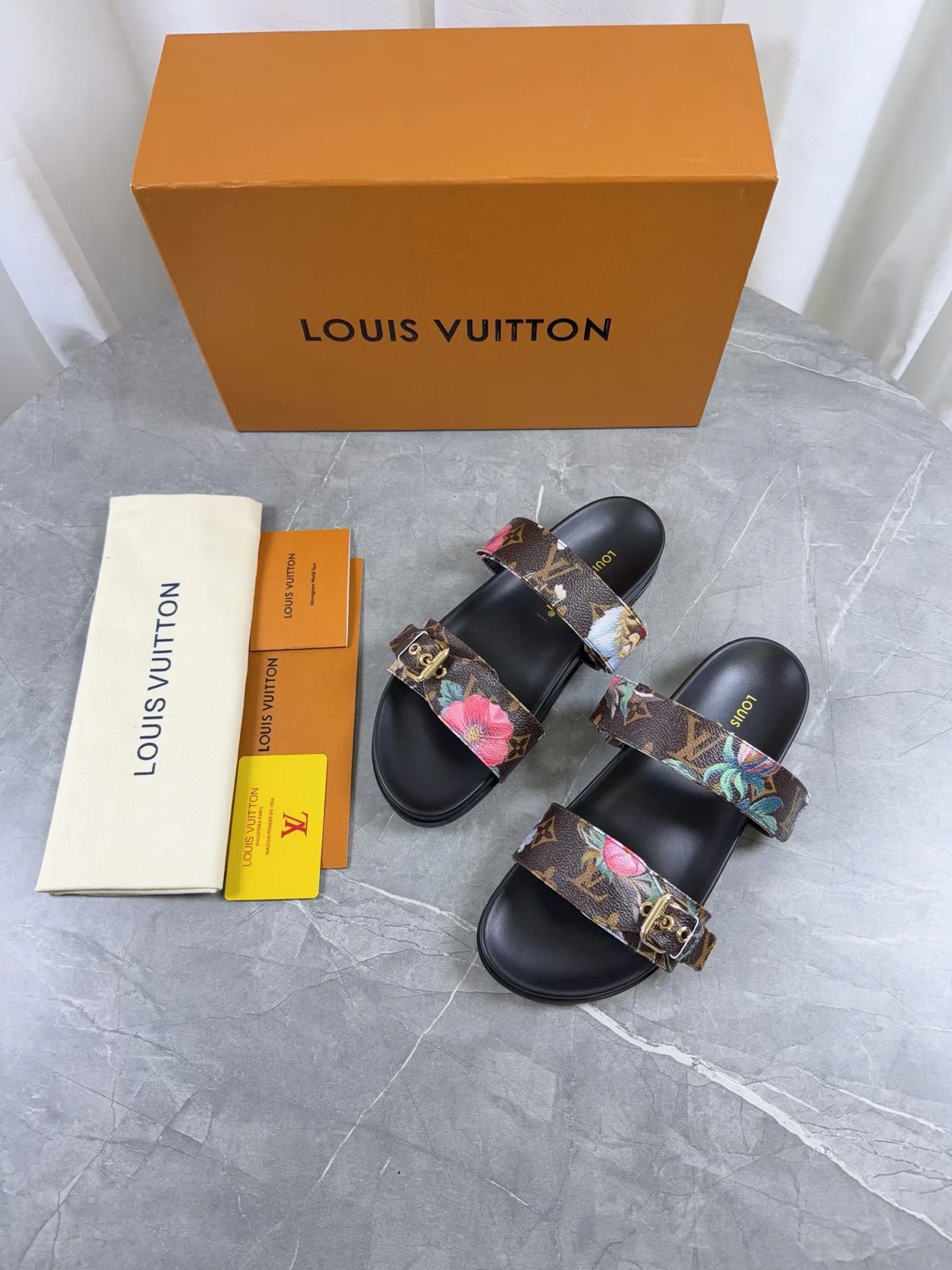 Шлепанцы Женские Louis Vuitton 17968791