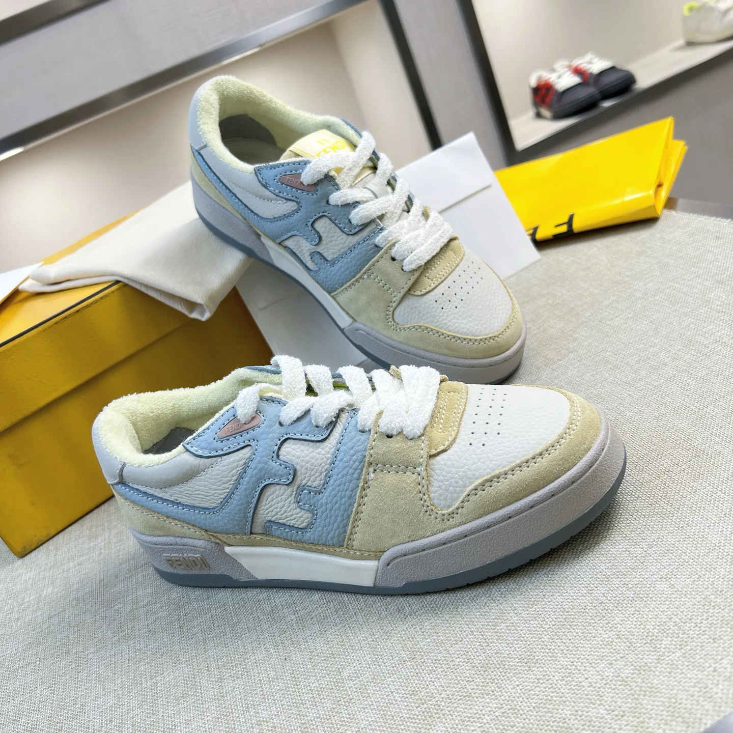 Кроссовки Женские Fendi 22512