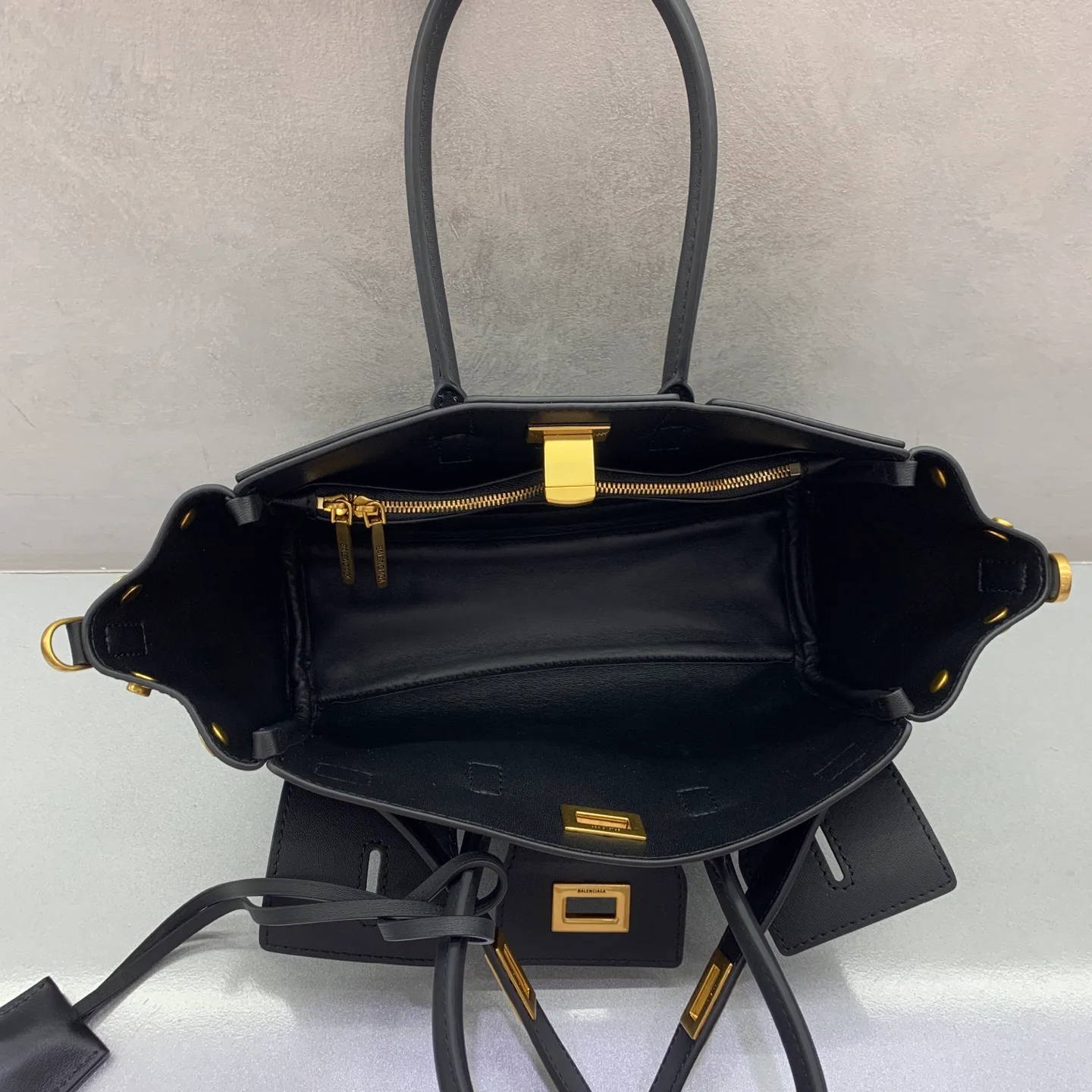 Классические Сумки Женские Balenciaga 18205732