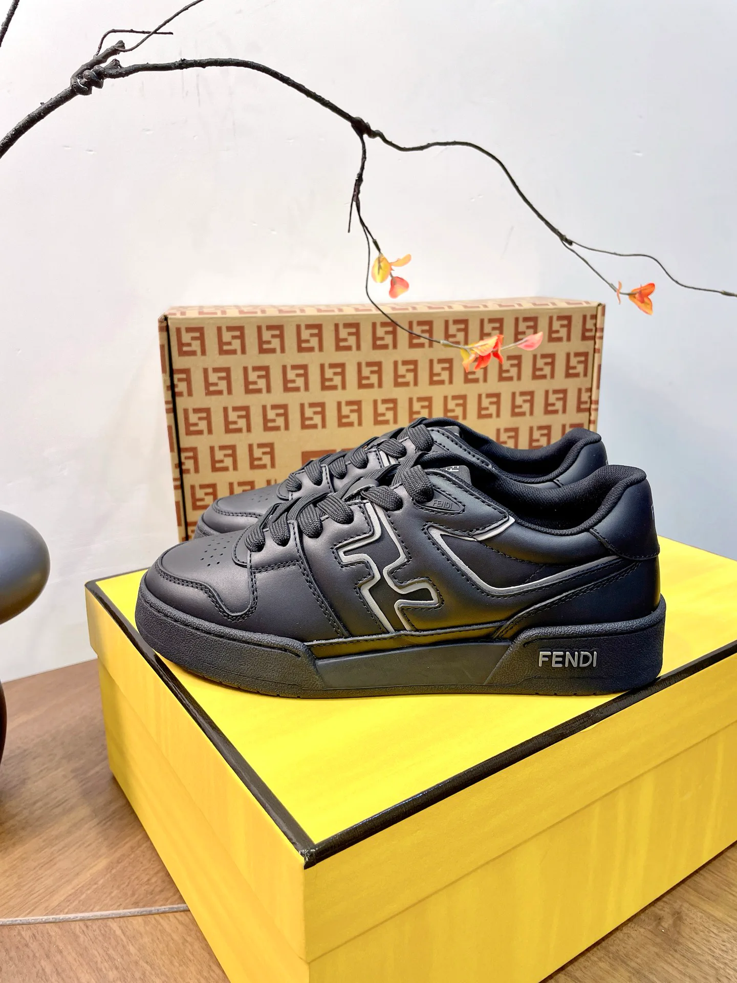 Кроссовки Женские Fendi 17957317