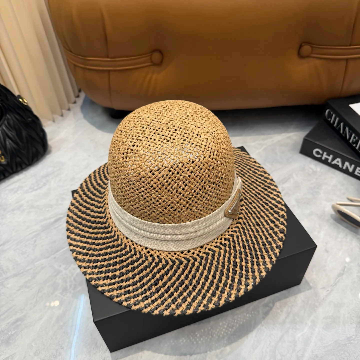 Головные Уборы Prada 17604941