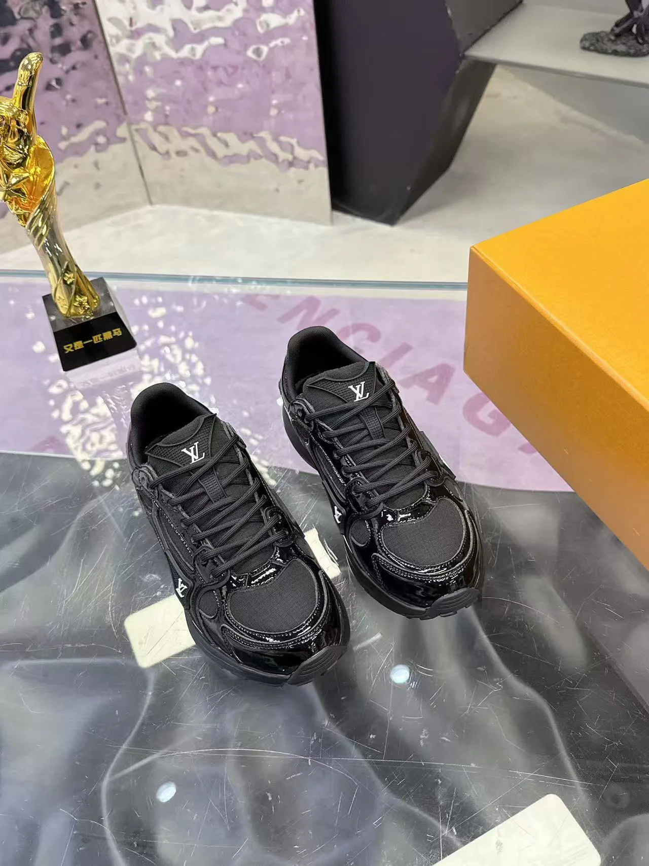 Кроссовки Женские Louis Vuitton 17530422