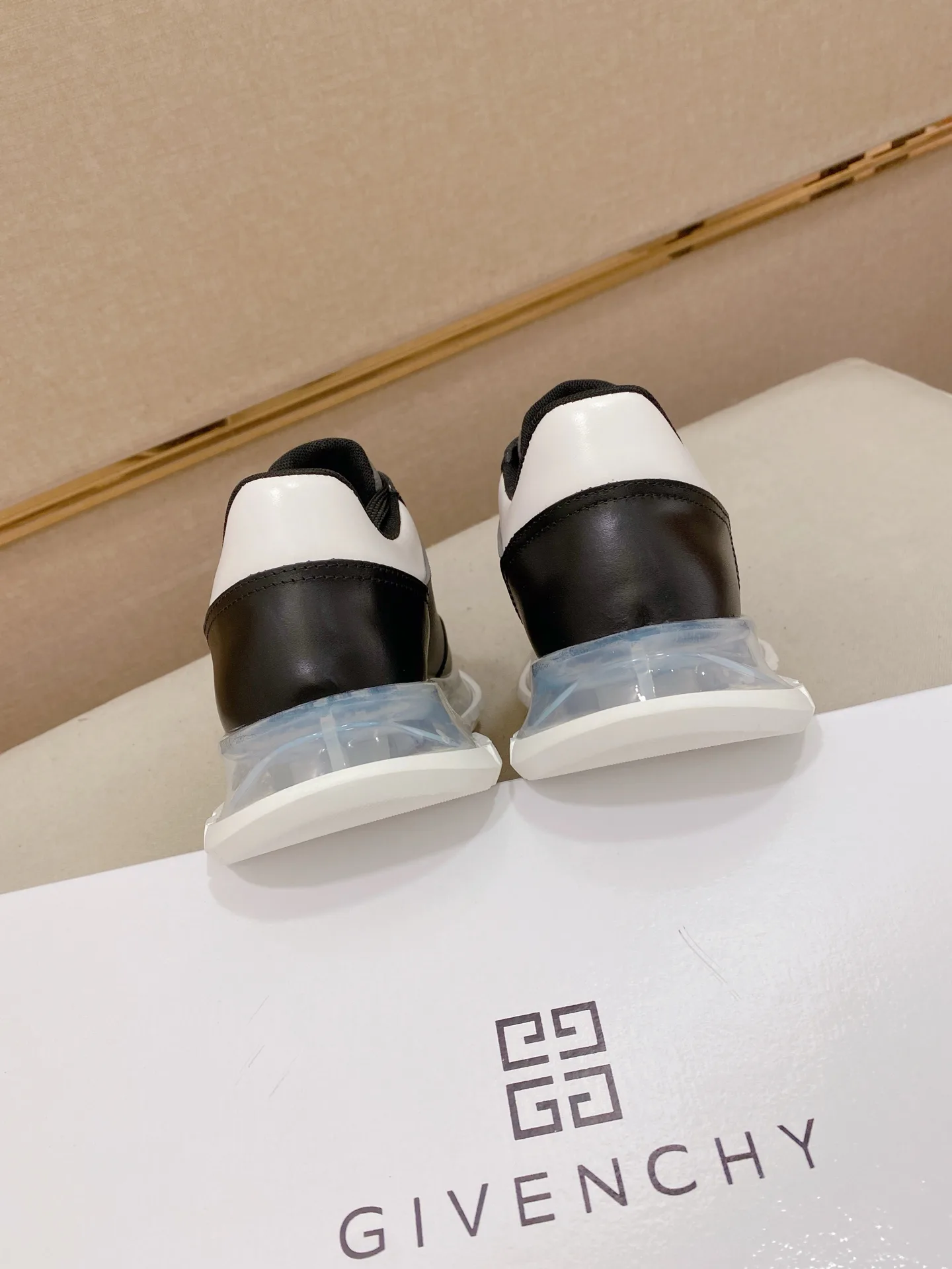 Кроссовки Женские Givenchy 122886