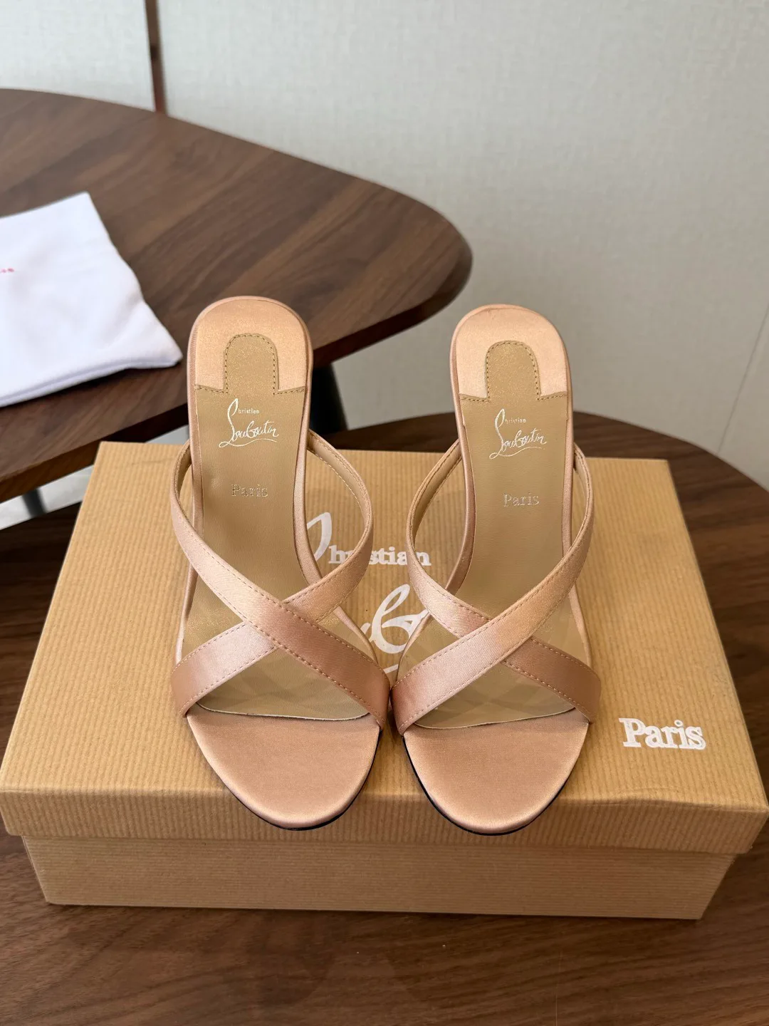 Босоножки Женские Christian Louboutin 18183096