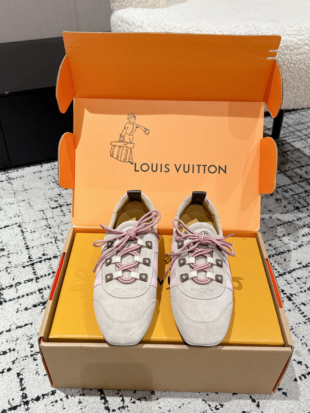 Кроссовки Женские Louis Vuitton 18409707