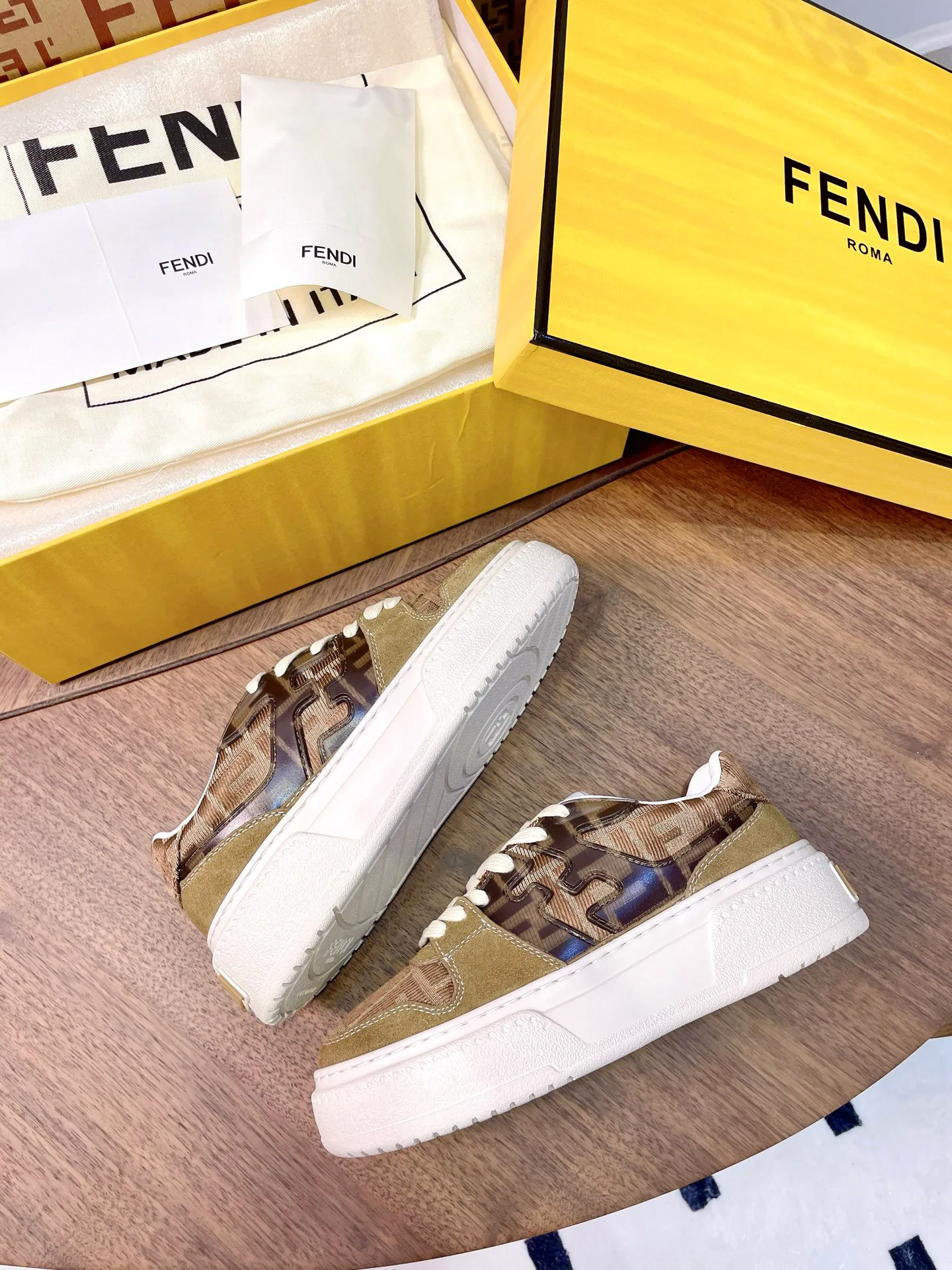 Кроссовки Женские Fendi 17957341
