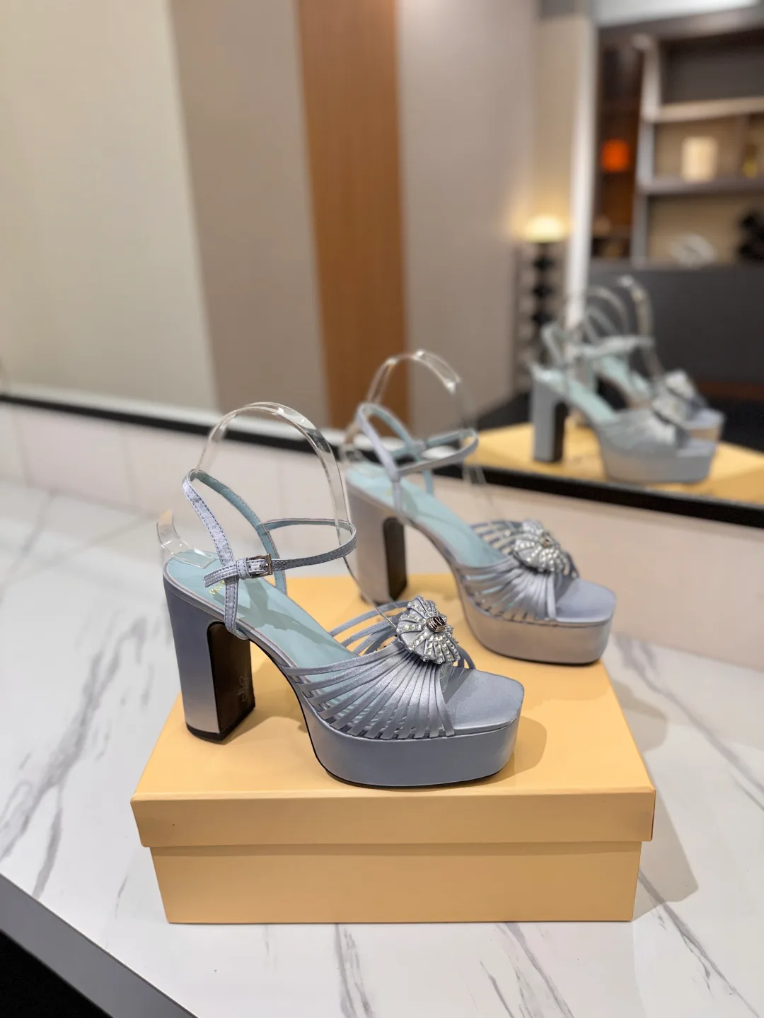 Босоножки Женские Valentino 18134892