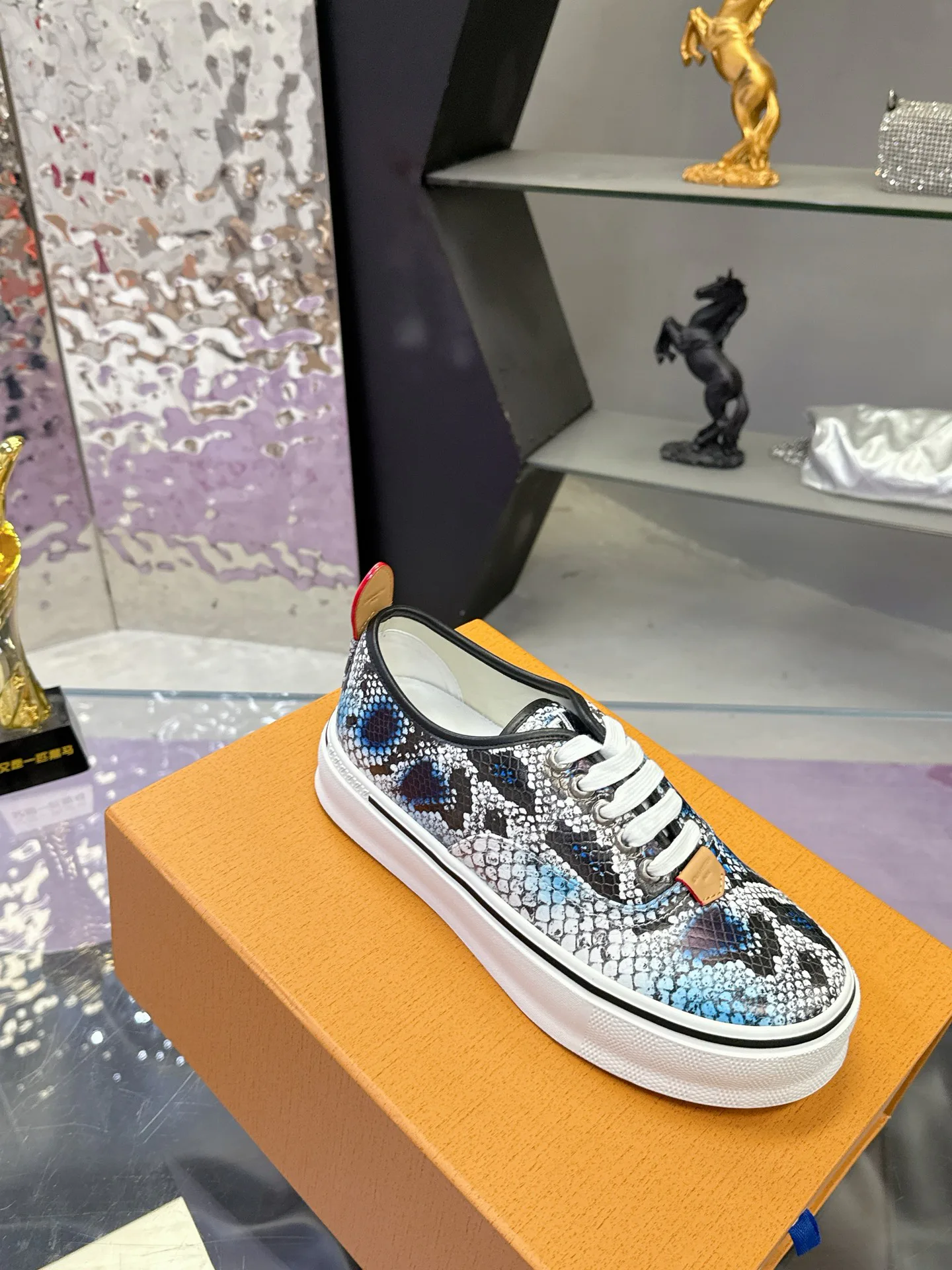 Кроссовки Мужские Louis Vuitton 17930910